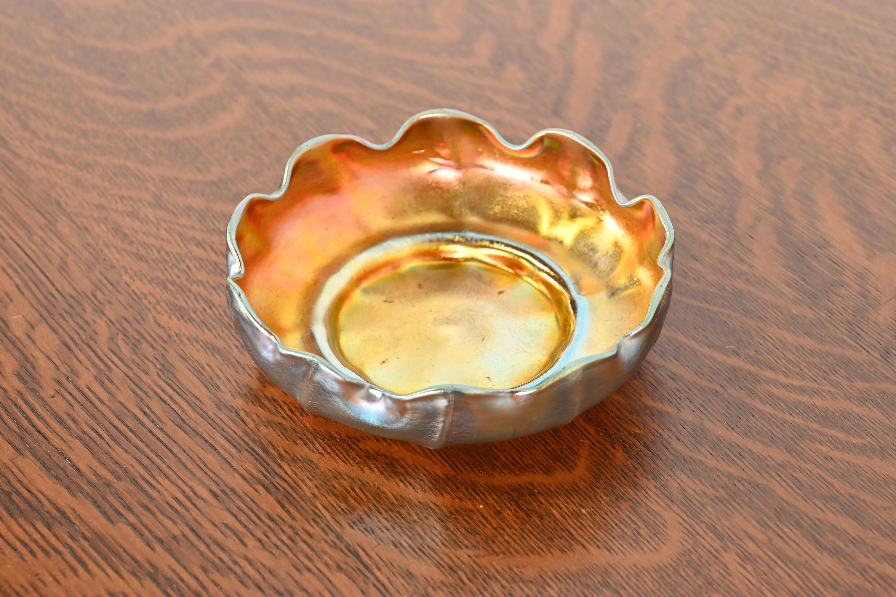 20ième siècle Louis Comfort Tiffany Favrile Iridescent Art Glass Scalloped Bowl (bol festonné en verre d'art irisé)