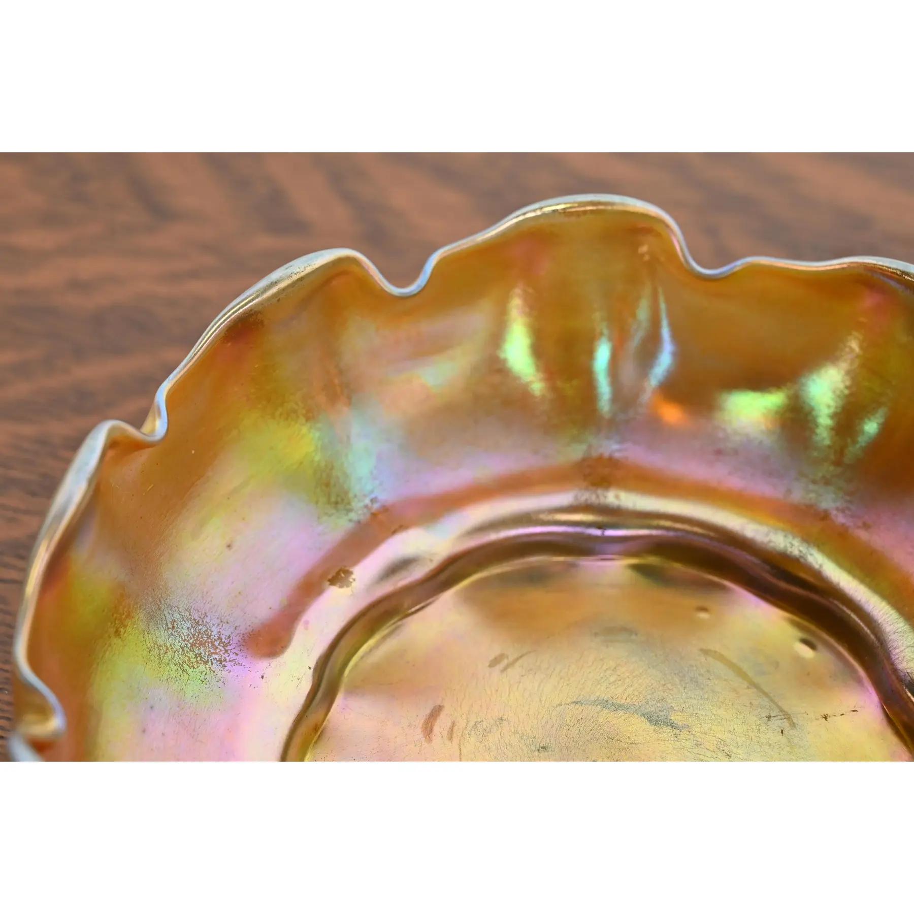 Louis Comfort Tiffany Favrile schillernde Schale aus schillerndem Kunstglas mit Wellenschliff (Frühes 20. Jahrhundert) im Angebot