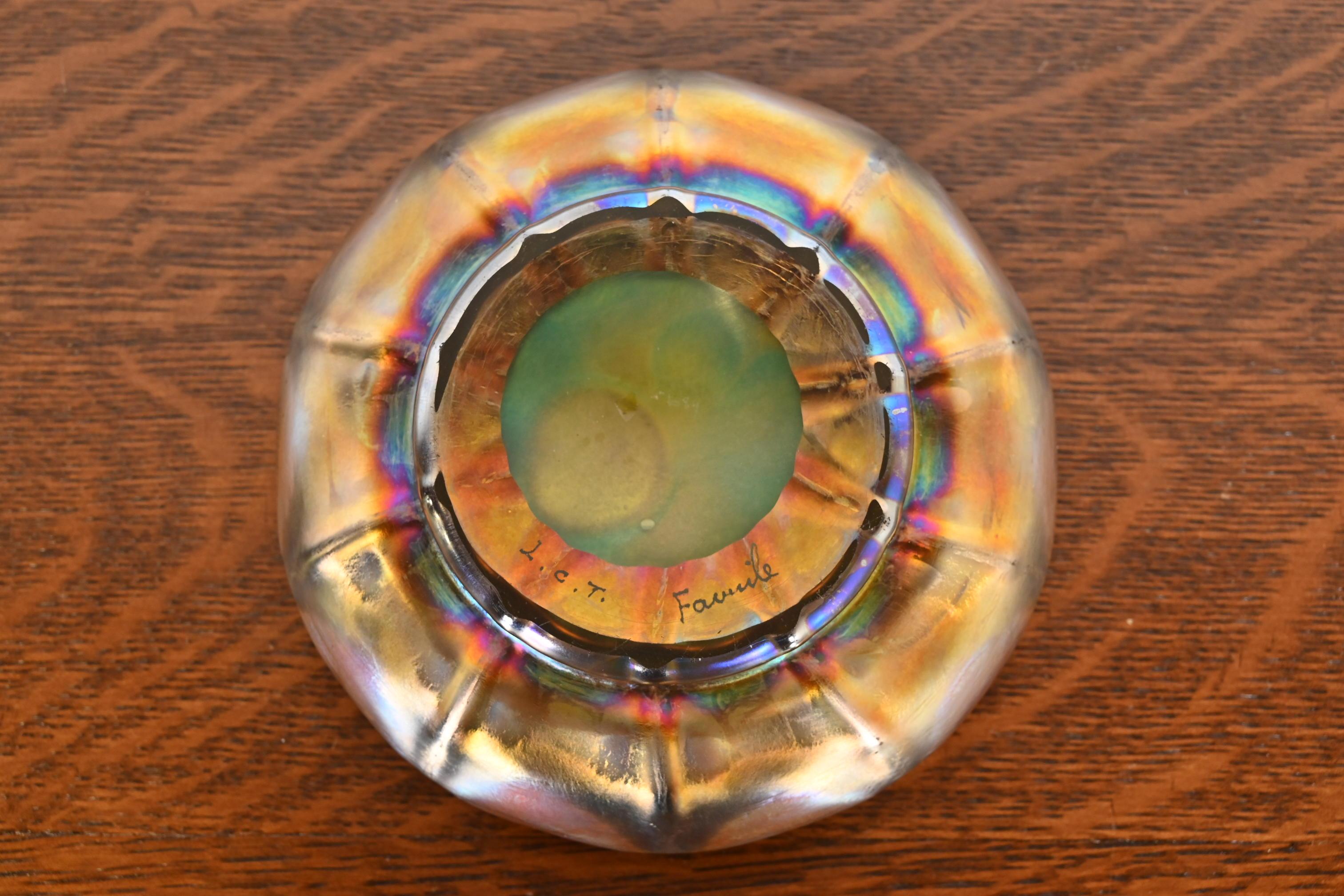 Louis Comfort Tiffany Favrile schillernde Schale aus schillerndem Kunstglas mit Wellenschliff (Glaskunst)
