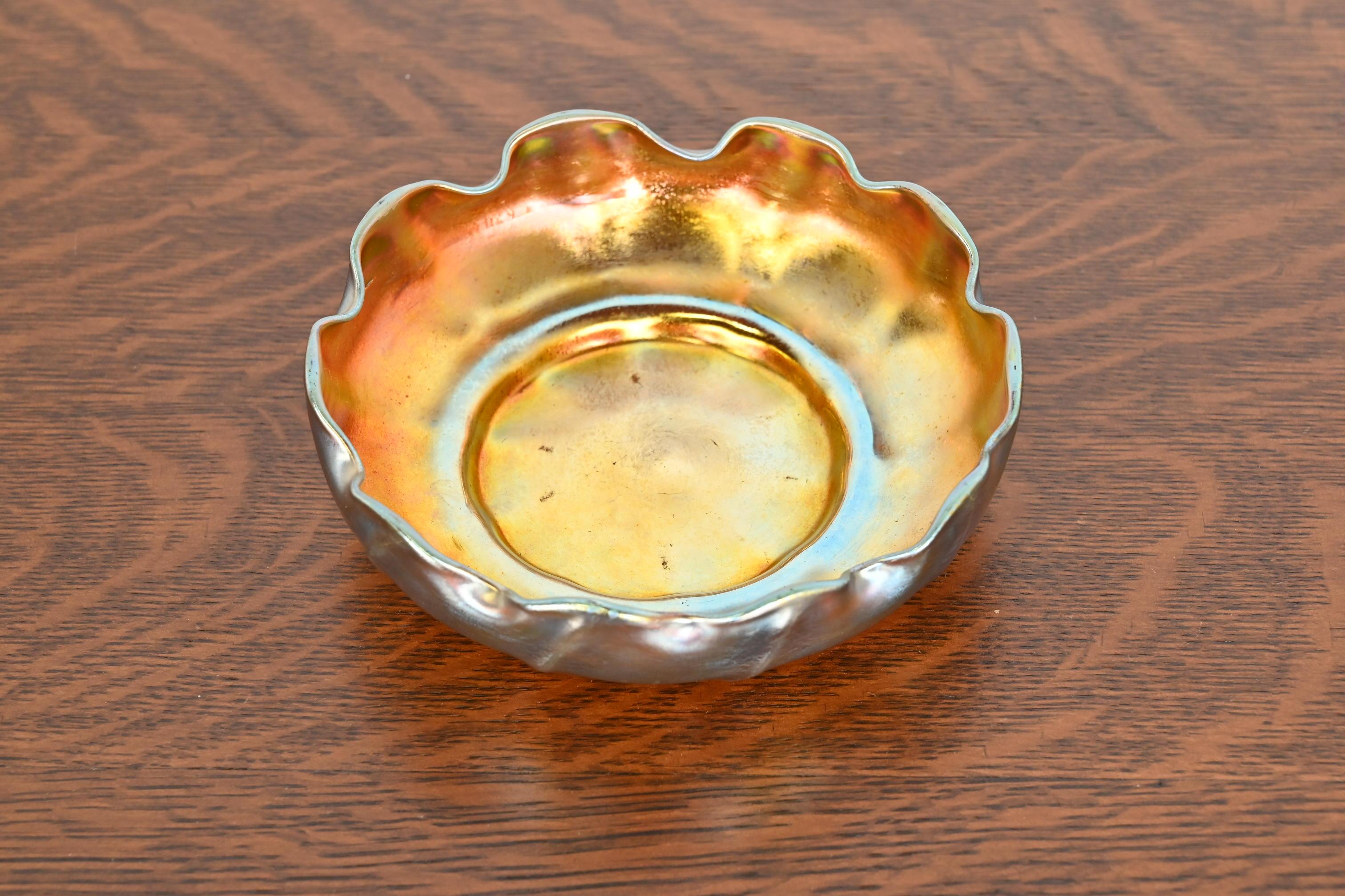 Verre d'art Louis Comfort Tiffany Favrile Iridescent Art Glass Scalloped Bowl (bol festonné en verre d'art irisé)