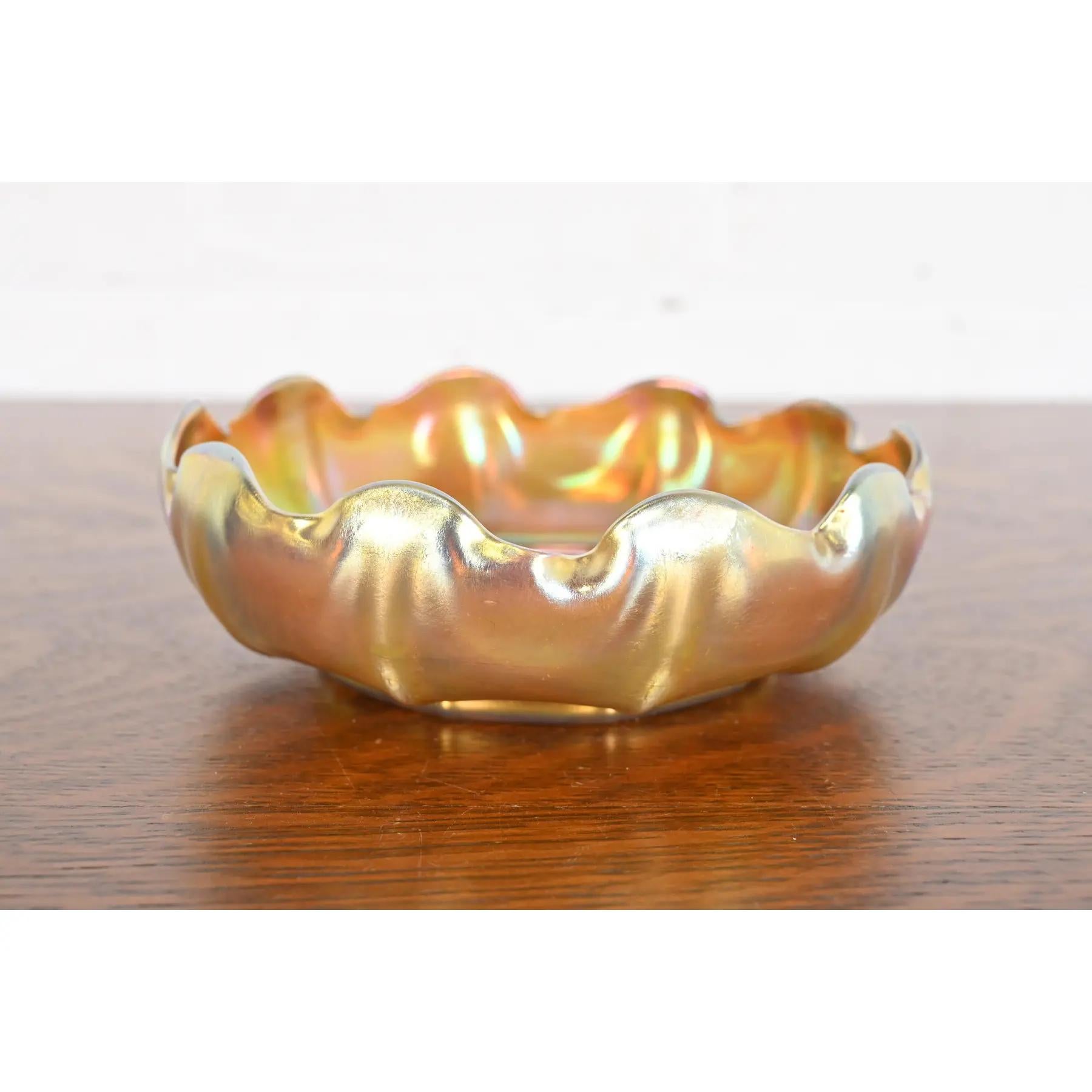 Louis Comfort Tiffany Favrile schillernde Schale aus schillerndem Kunstglas mit Wellenschliff (Glaskunst) im Angebot
