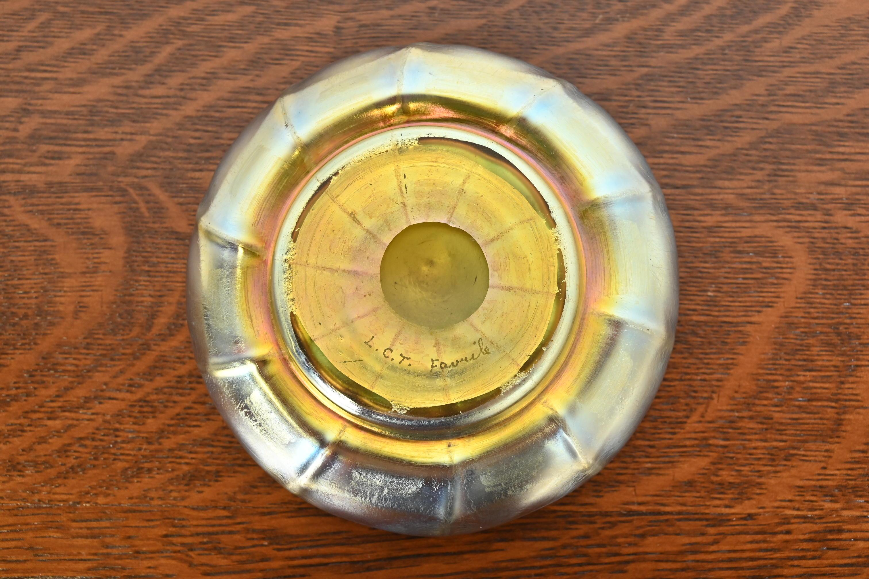 Louis Comfort Tiffany Favrile Iridescent Art Glass Scalloped Bowl (bol festonné en verre d'art irisé) 1