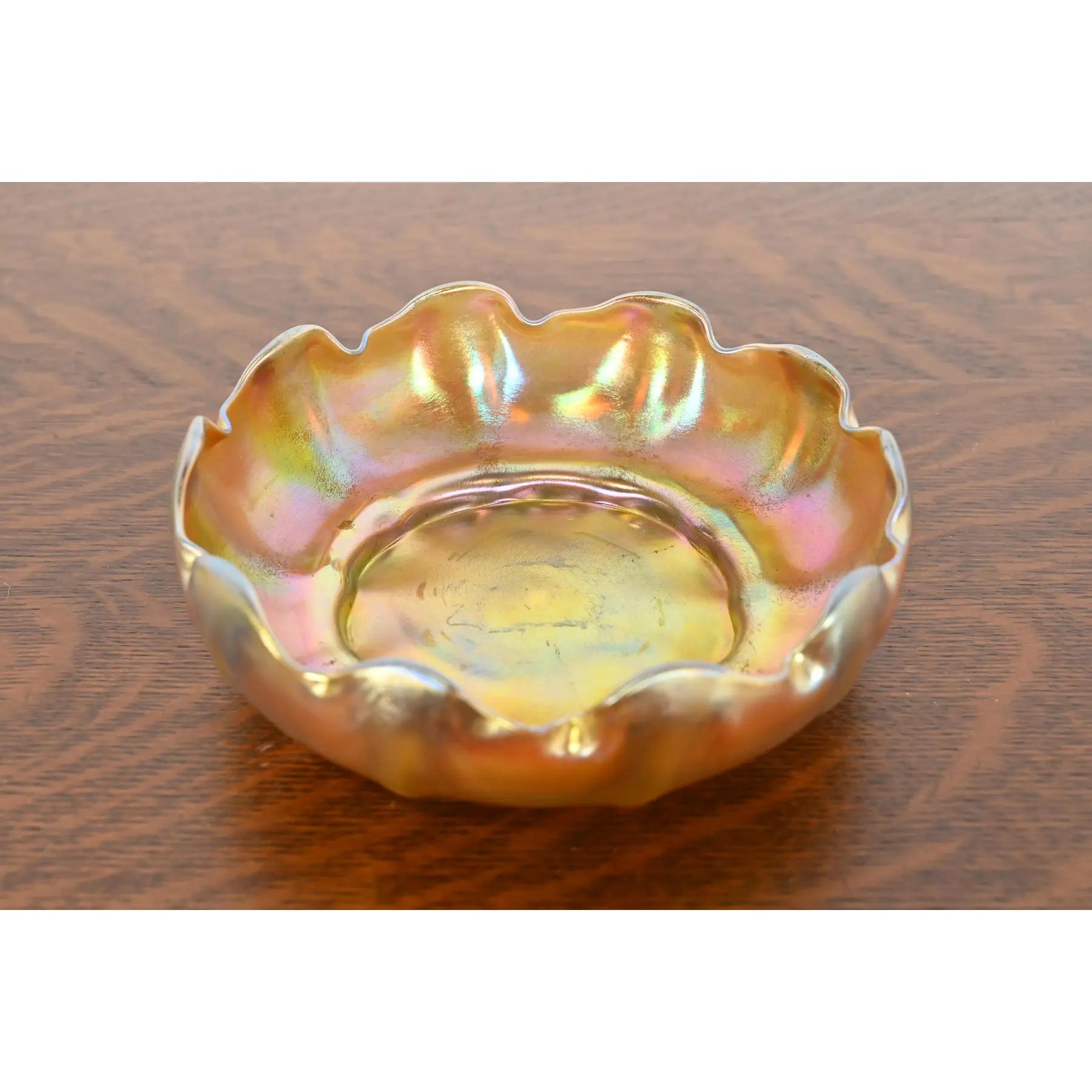 Louis Comfort Tiffany Favrile schillernde Schale aus schillerndem Kunstglas mit Wellenschliff im Angebot 1