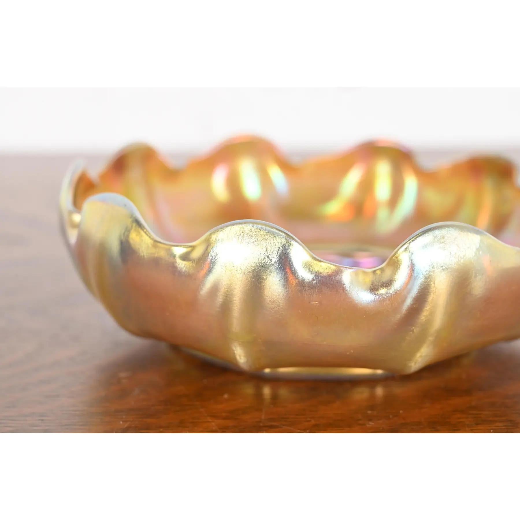 Louis Comfort Tiffany Favrile schillernde Schale aus schillerndem Kunstglas mit Wellenschliff im Angebot 2