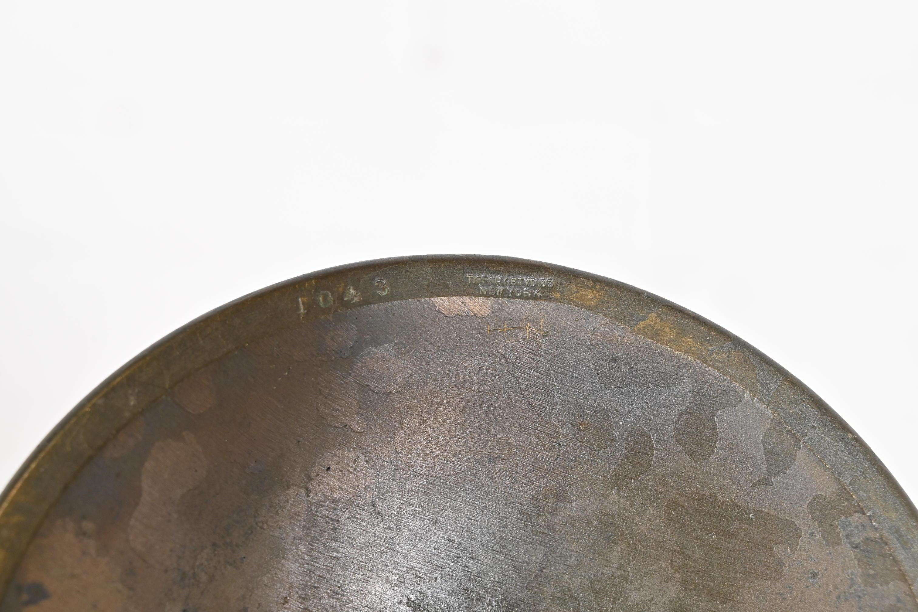 Louis Comfort Tiffany Favrile schillerndes Kunstglas Große Trompetenvase im Angebot 4