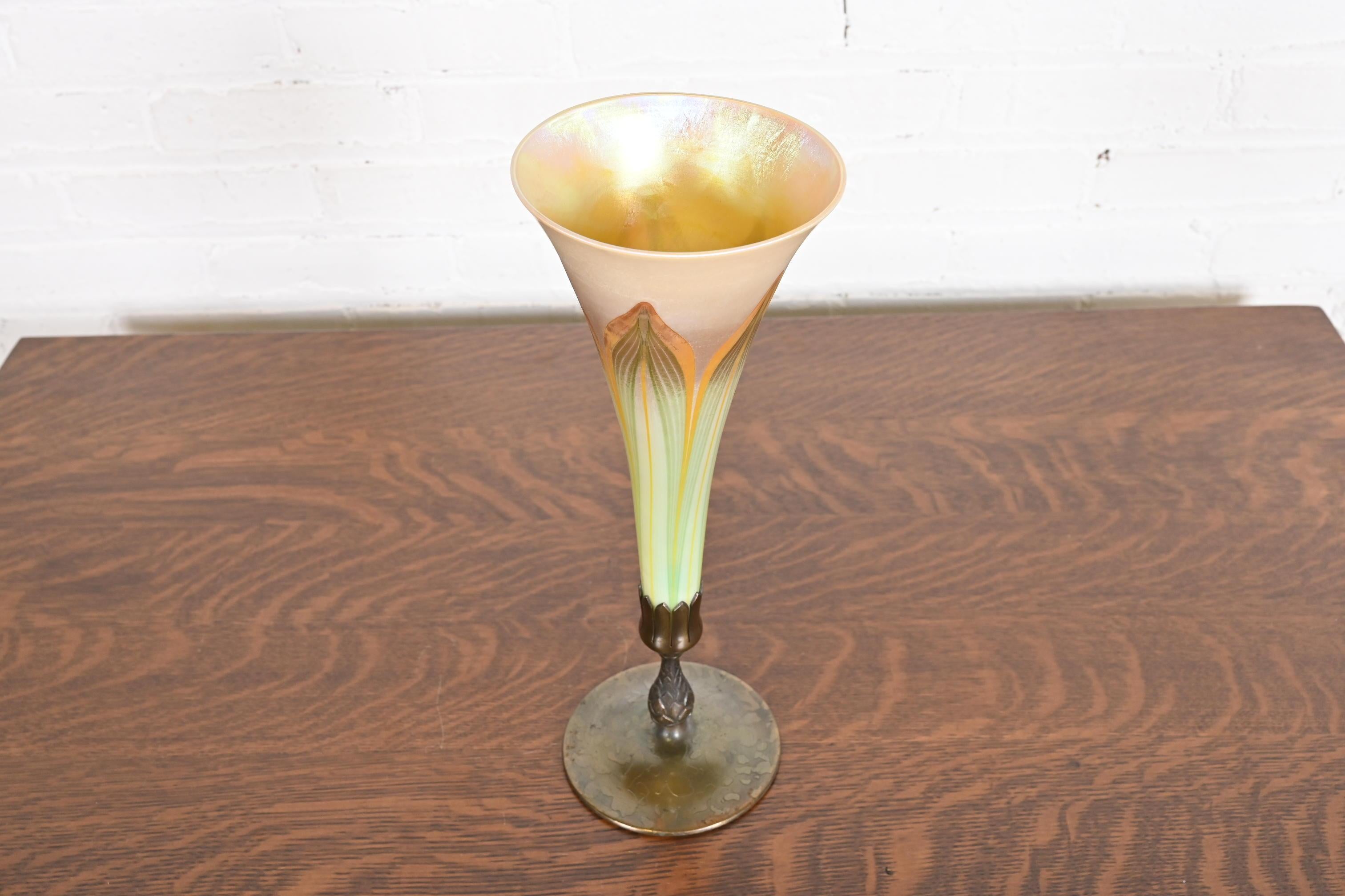 Louis Comfort Tiffany Favrile schillerndes Kunstglas Große Trompetenvase (Arts and Crafts) im Angebot