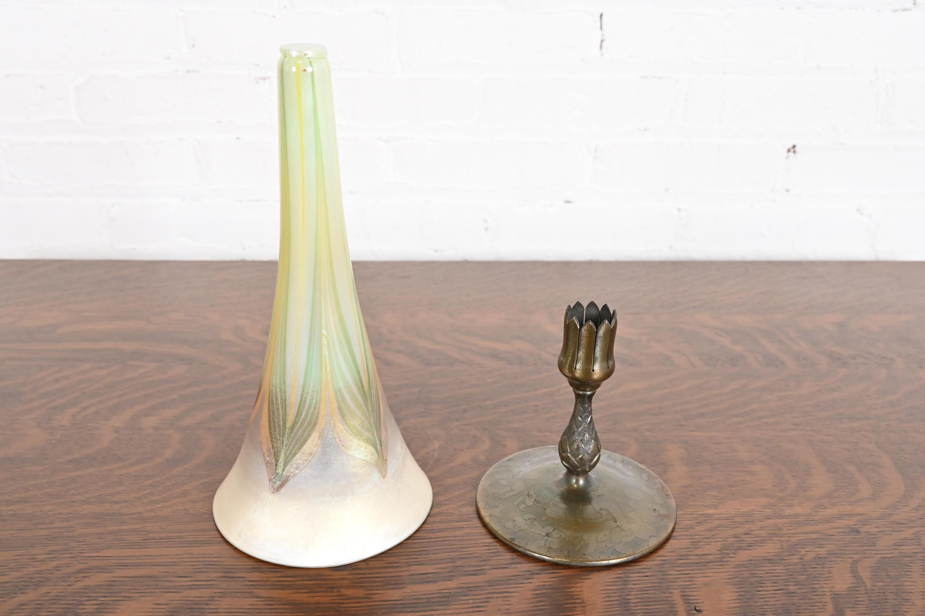 Louis Comfort Tiffany Favrile schillerndes Kunstglas Große Trompetenvase (amerikanisch) im Angebot