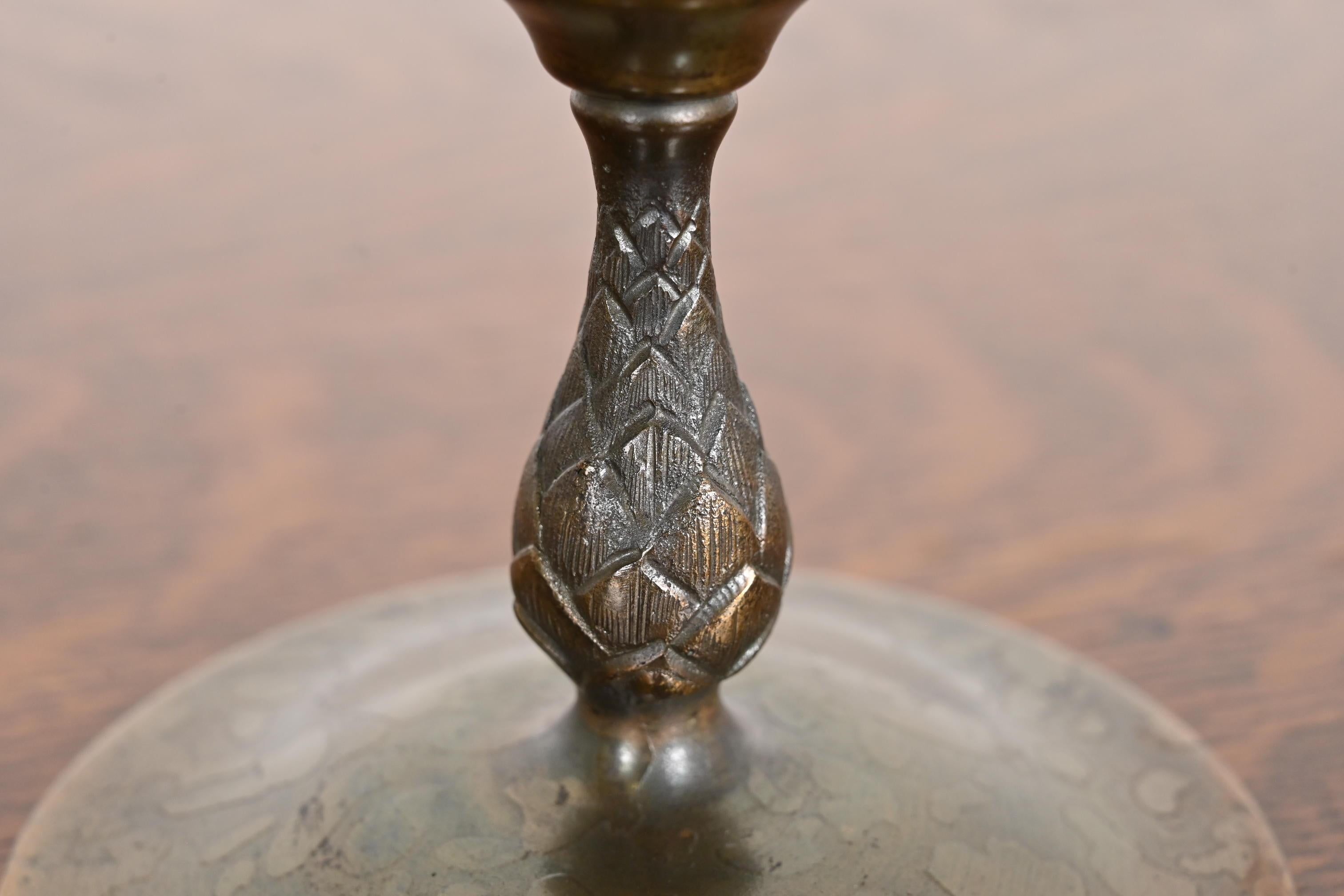 Louis Comfort Tiffany Favrile schillerndes Kunstglas Große Trompetenvase (20. Jahrhundert) im Angebot