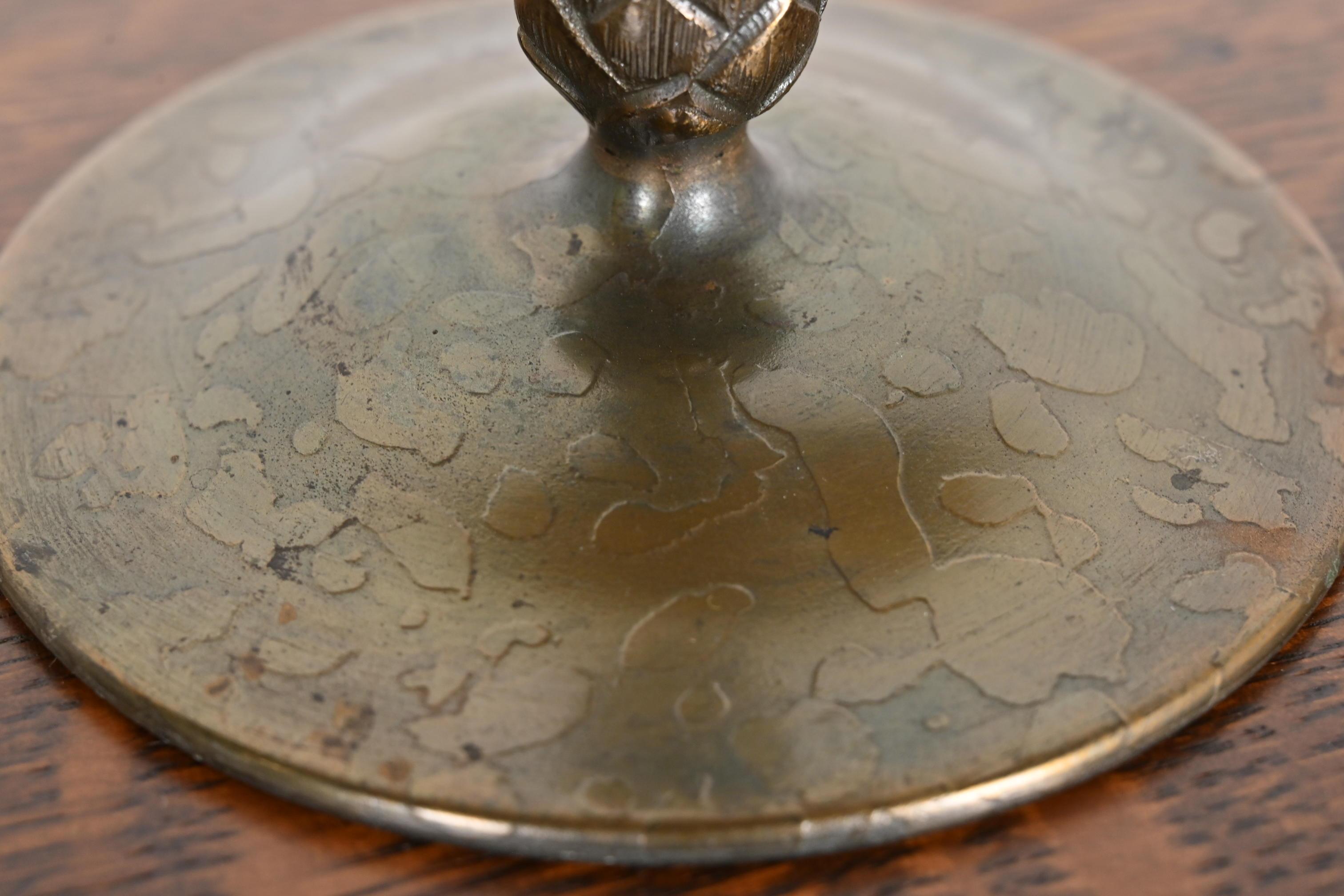 Louis Comfort Tiffany Favrile schillerndes Kunstglas Große Trompetenvase (Bronze) im Angebot