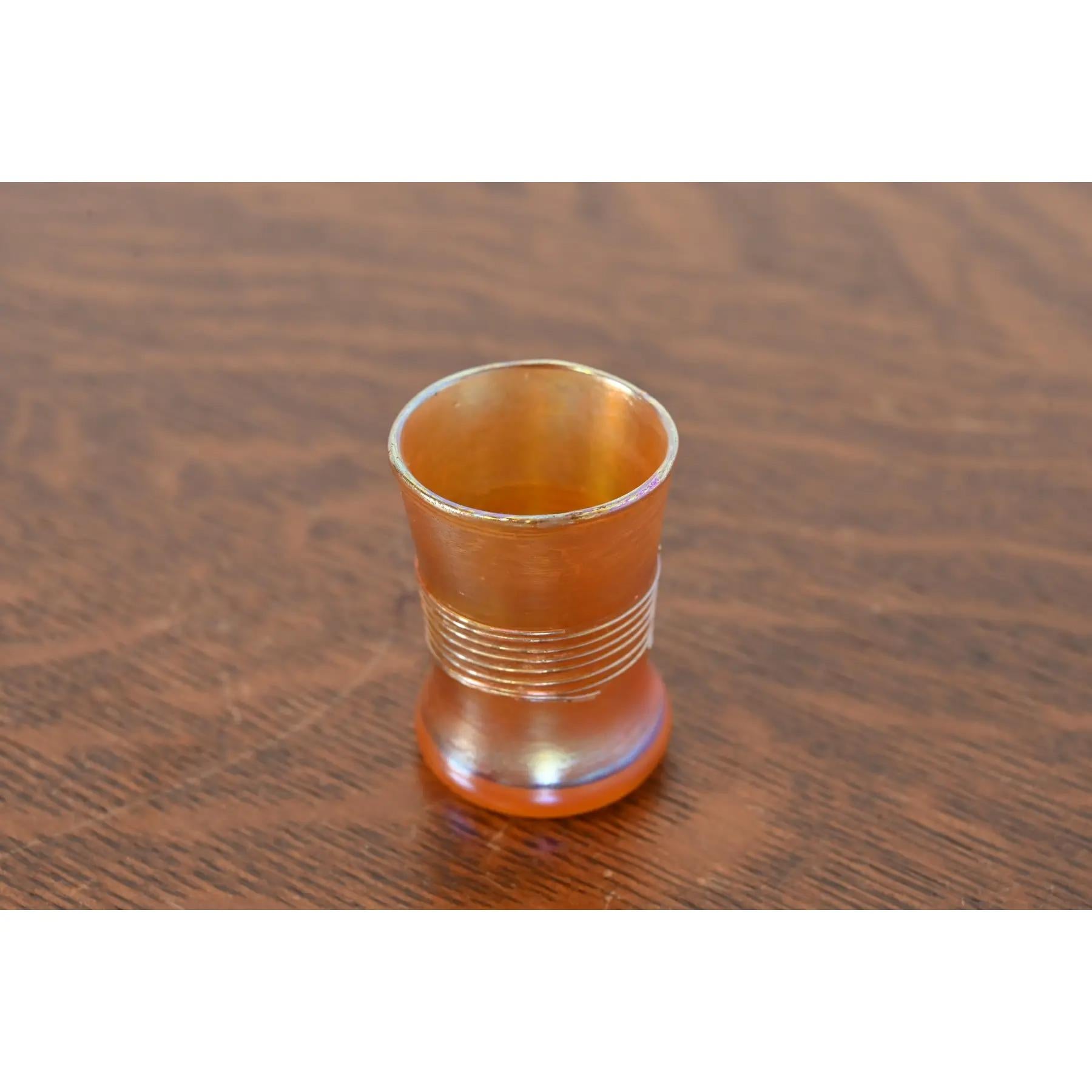 Magnifique porte-cure-dents ou petite coupe en verre irisé Favrile d'époque Arts & Crafts ou Art Nouveau

Par Louis Comfort Tiffany pour Tiffany Studios (signé au-dessous)

États-Unis, vers 1910

Dimensions : 1,25 