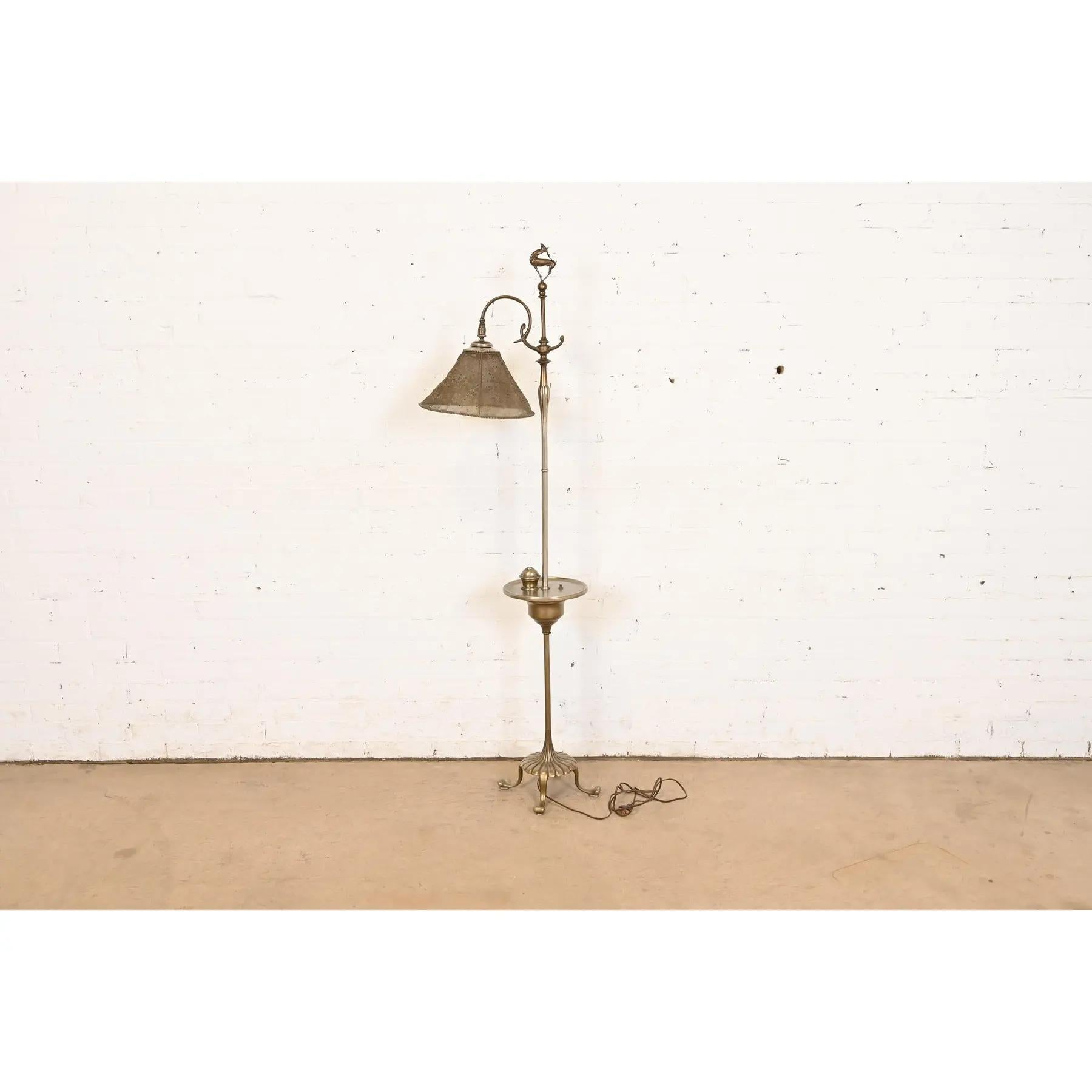 Rare et remarquable lampadaire en bronze d'époque Art Déco ou Art Nouveau

Par Louis Comfort Tiffany Furnaces, Inc.

New York, États-Unis, années 1920

Socle en bronze argenté, avec fleuron en forme de cerf, et magnifique abat-jour en maille