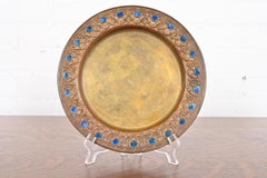 Piatto in bronzo doré e smalto di Louis Comfort Tiffany Furnaces