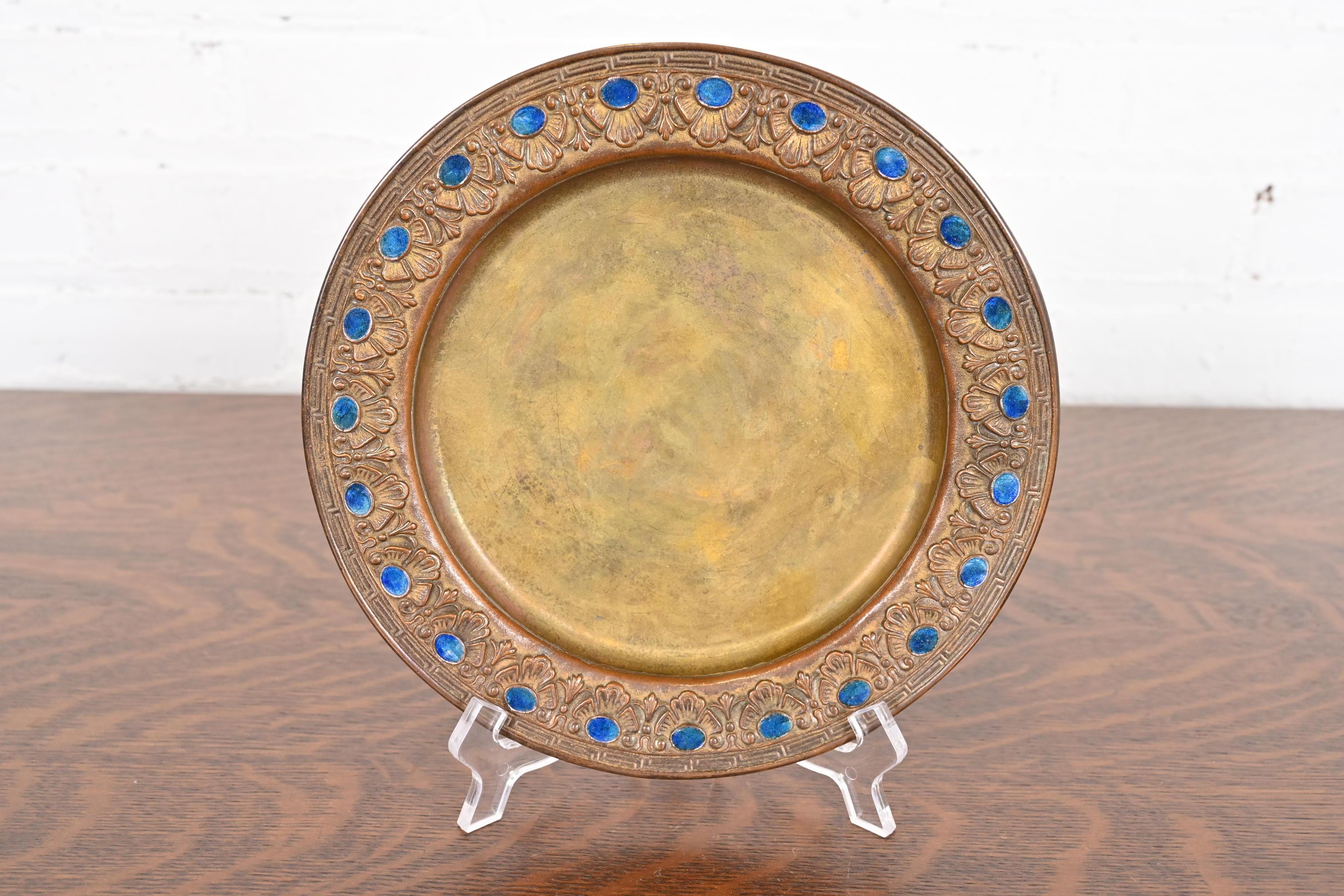 Louis Comfort Tiffany Furnaces Bronze Doré und Emaille Teller (Arts and Crafts) im Angebot