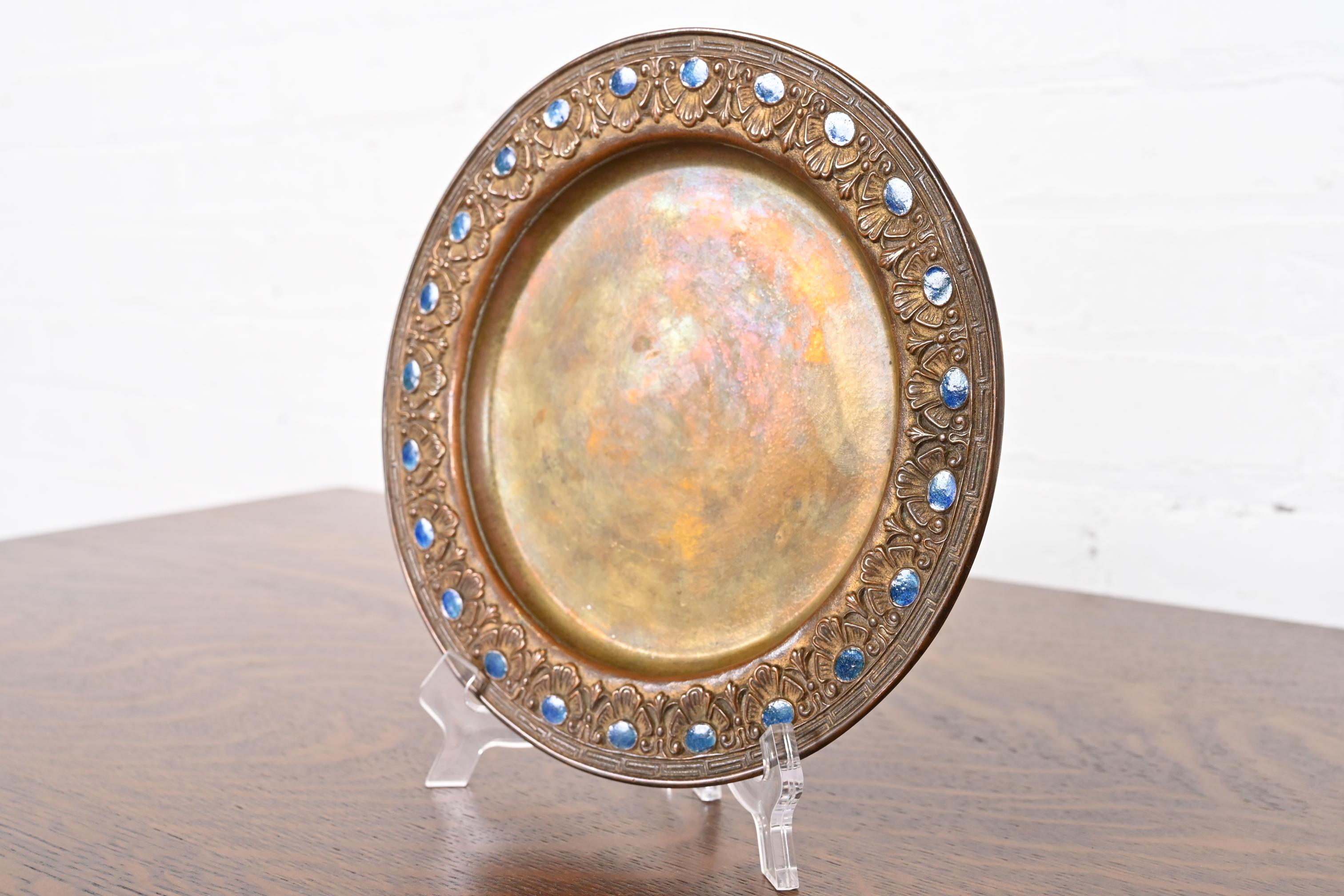 Louis Comfort Tiffany Furnaces Bronze Doré und Emaille Teller (amerikanisch) im Angebot