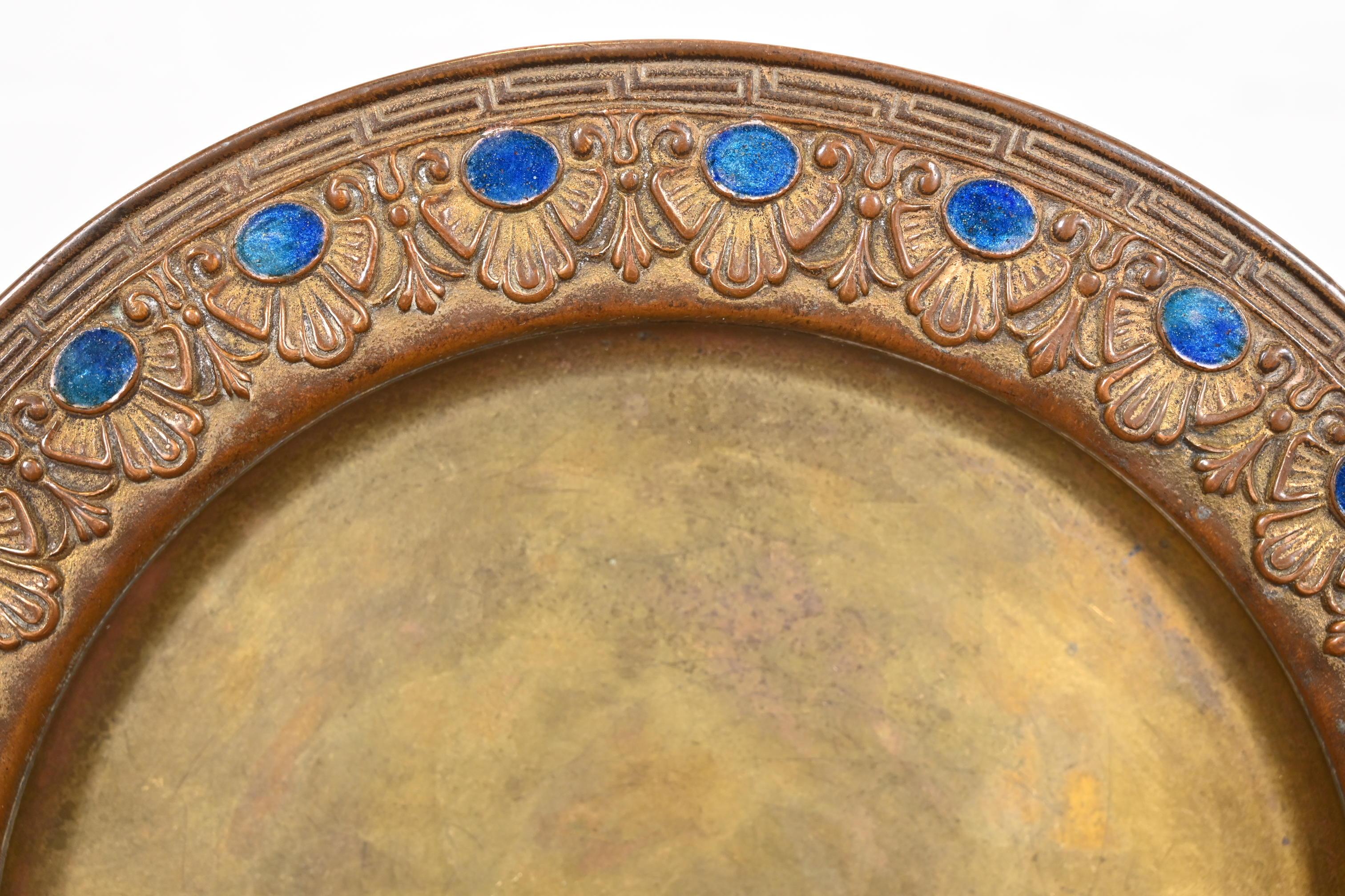 Louis Comfort Tiffany Furnaces Bronze Doré und Emaille Teller (Frühes 20. Jahrhundert) im Angebot