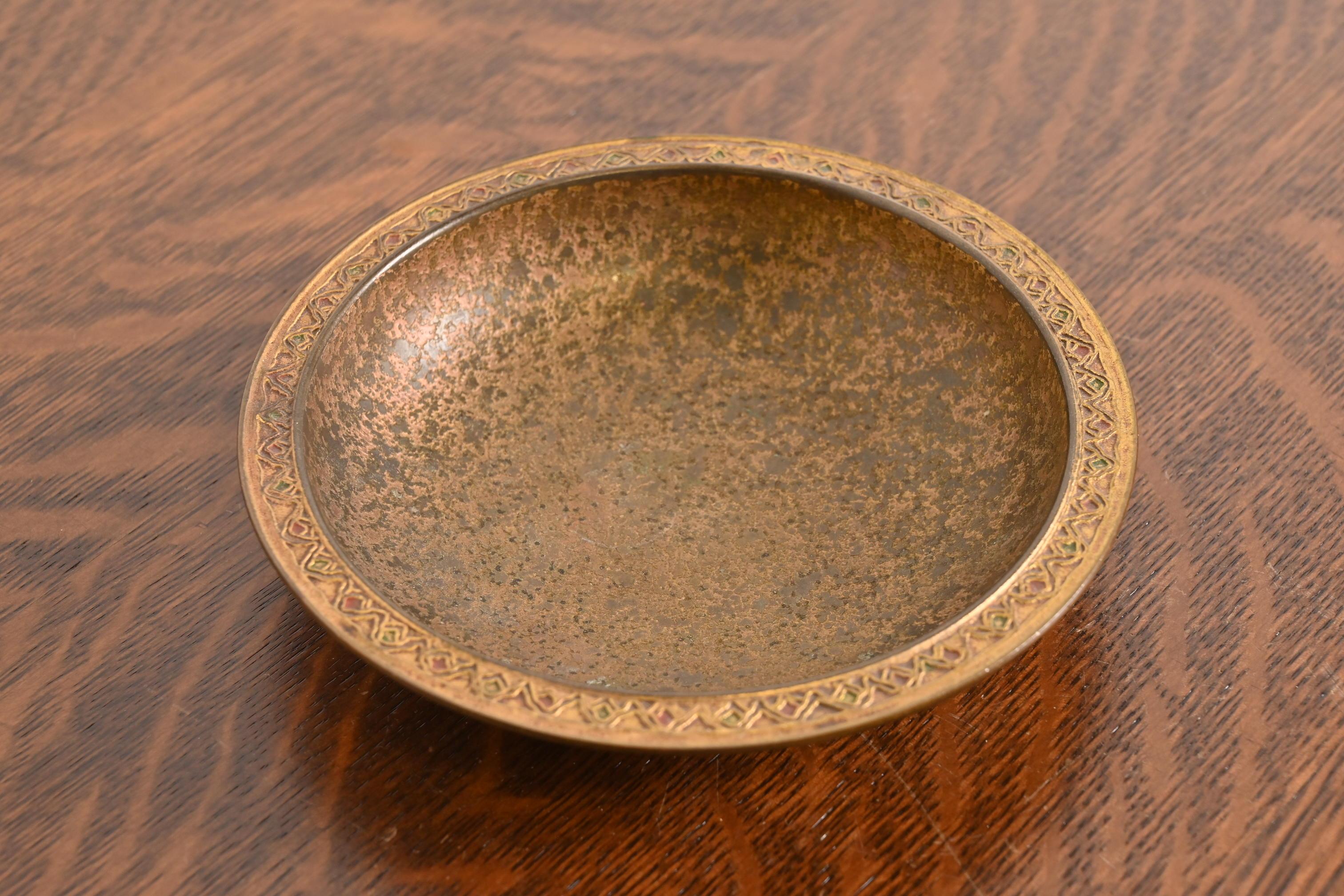 Una splendida ciotola in bronzo di epoca Arts & Crafts o Art Déco con decorazione Jewell smaltata

Di Louis Comfort Tiffany Furnaces Inc. (firmato sul lato inferiore)

New York, USA, anni '20

Misure: 4,63 