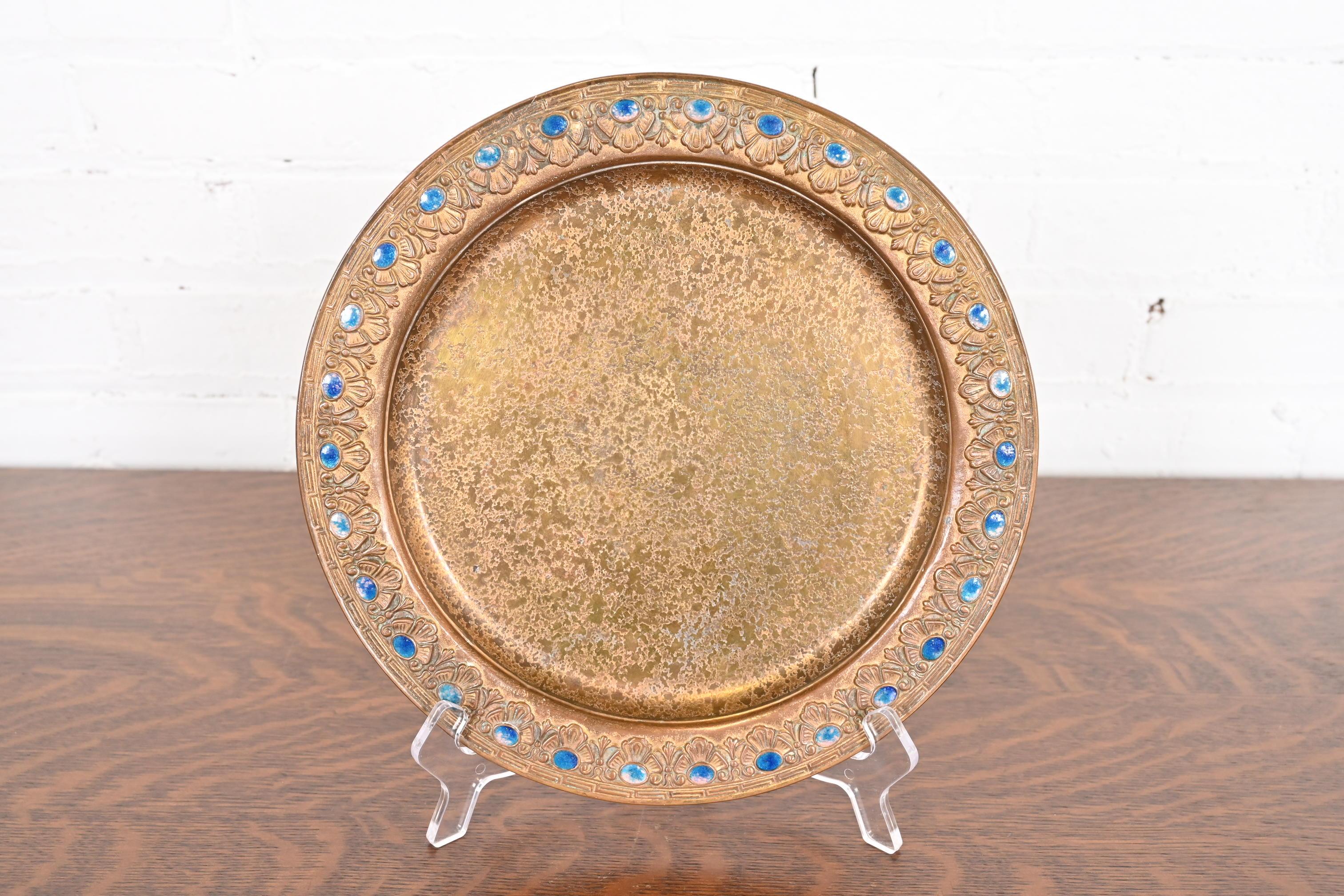 Arts and Crafts Assiette de charge en bronze doré et émail de Louis Comfort Tiffany Furnaces en vente