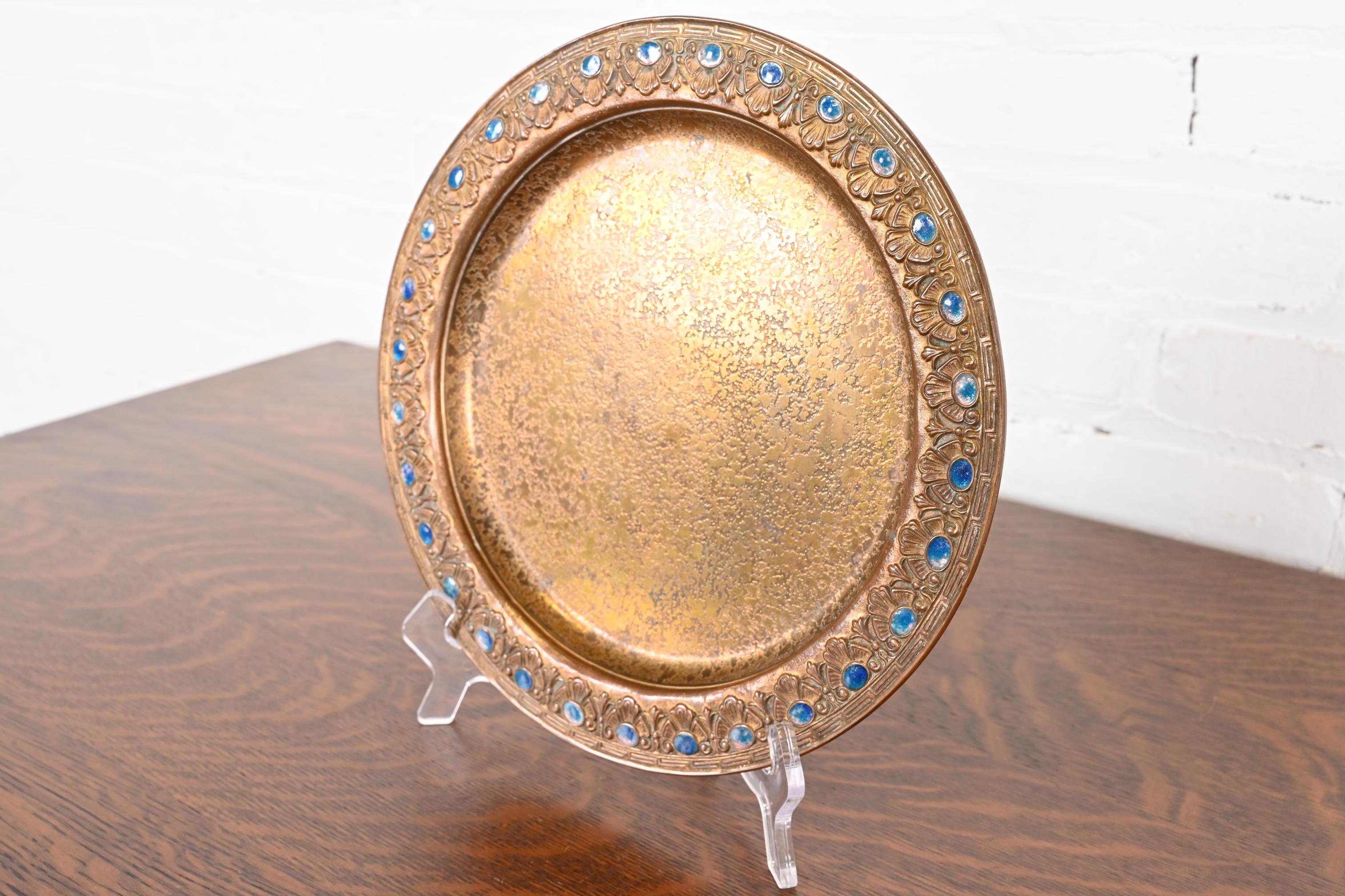 Américain Assiette de charge en bronze doré et émail de Louis Comfort Tiffany Furnaces en vente