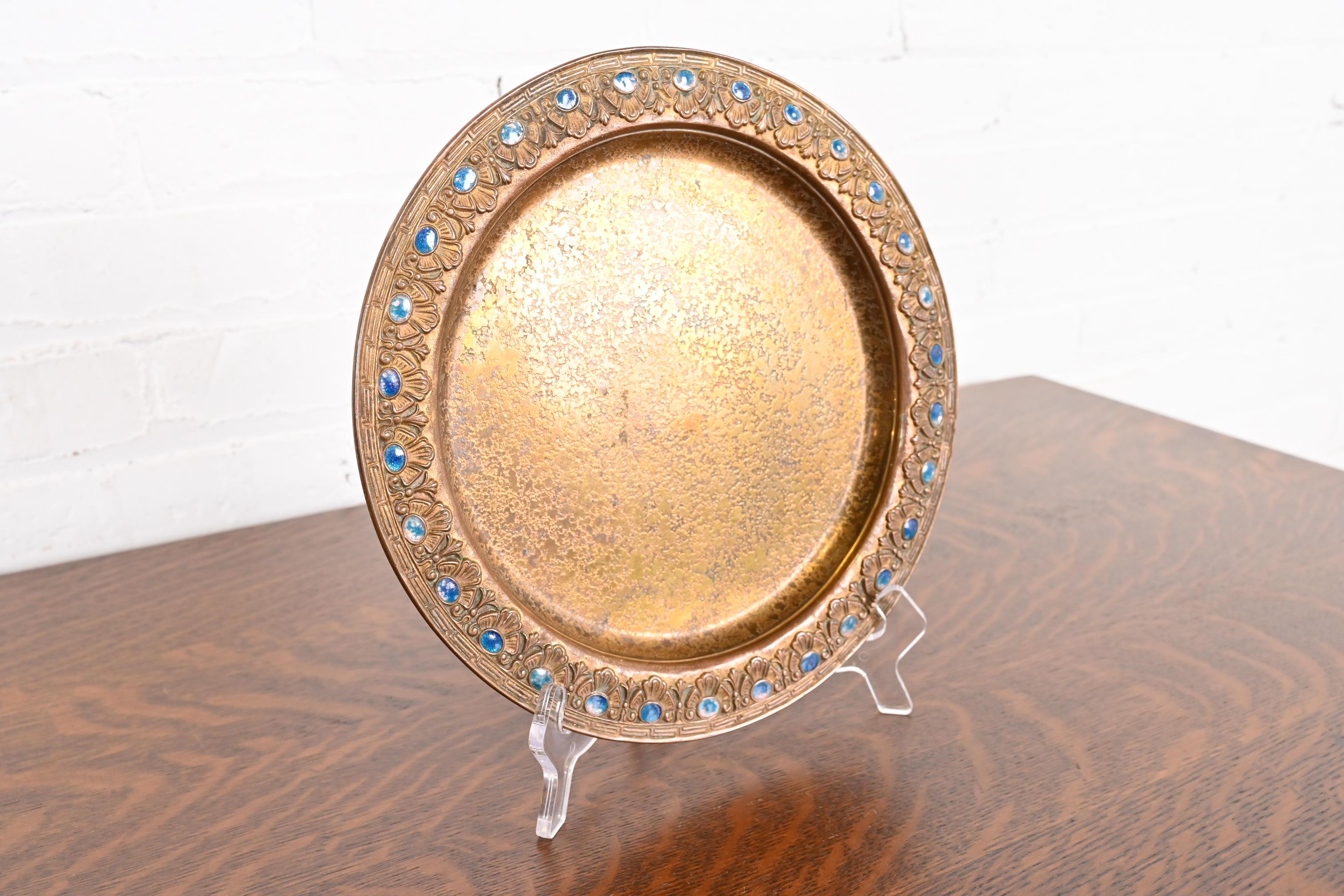 Assiette de charge en bronze doré et émail de Louis Comfort Tiffany Furnaces Bon état - En vente à South Bend, IN