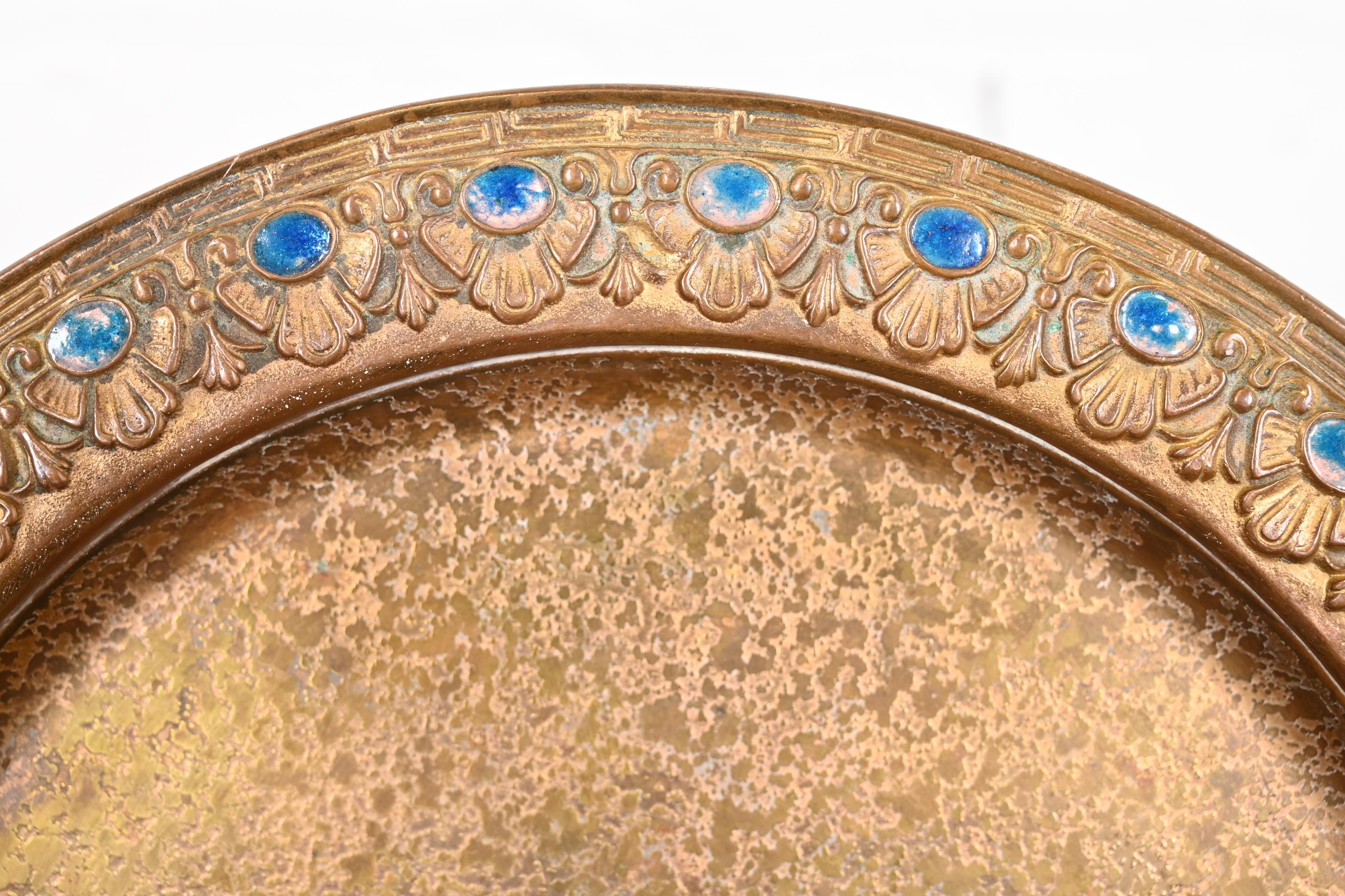 Début du 20ème siècle Assiette de charge en bronze doré et émail de Louis Comfort Tiffany Furnaces en vente