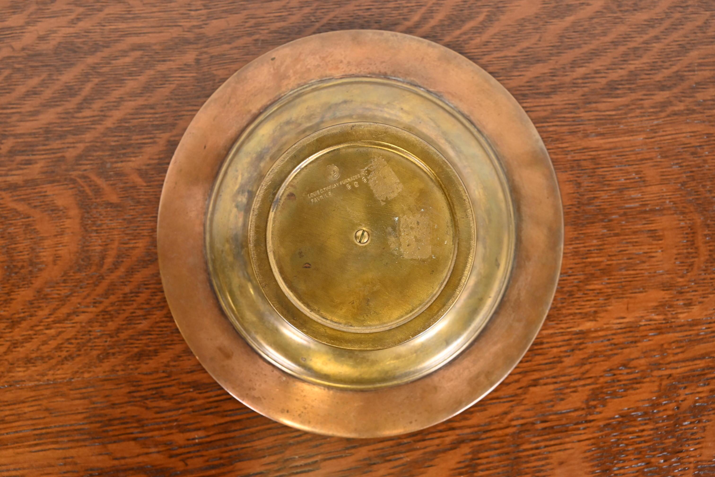 Bronzo Ciotola da centro con piede in bronzo doré e smalto di Louis Comfort Tiffany Furnaces in vendita