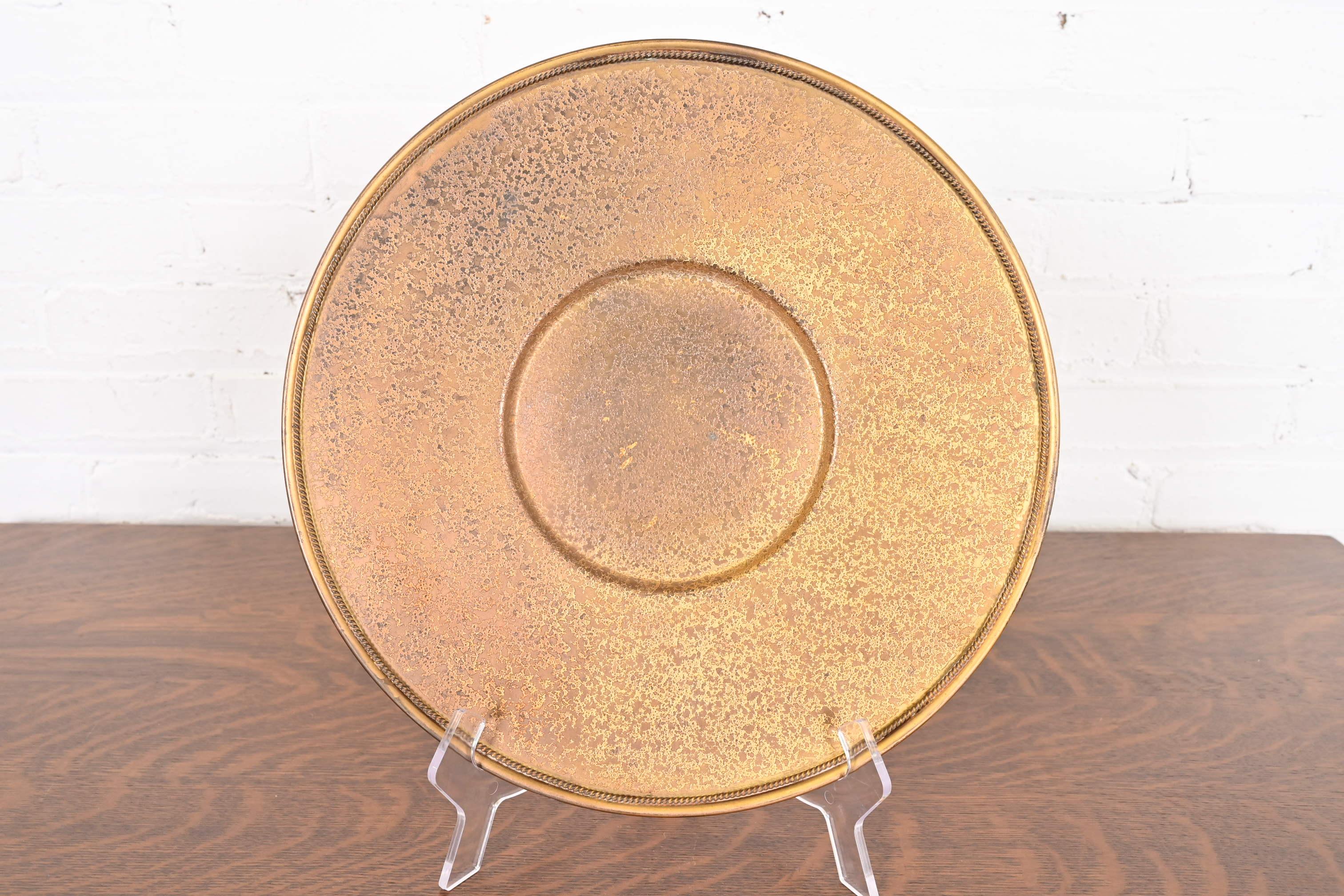 Eine prächtige Arts & Crafts oder Art Deco Zeit vergoldete Bronze Ladeplatte oder Serviertablett

Von Louis Comfort Tiffany Furnaces Inc. (signiert auf der Unterseite)

New York, USA, 1920er Jahre

Maße: 14 
