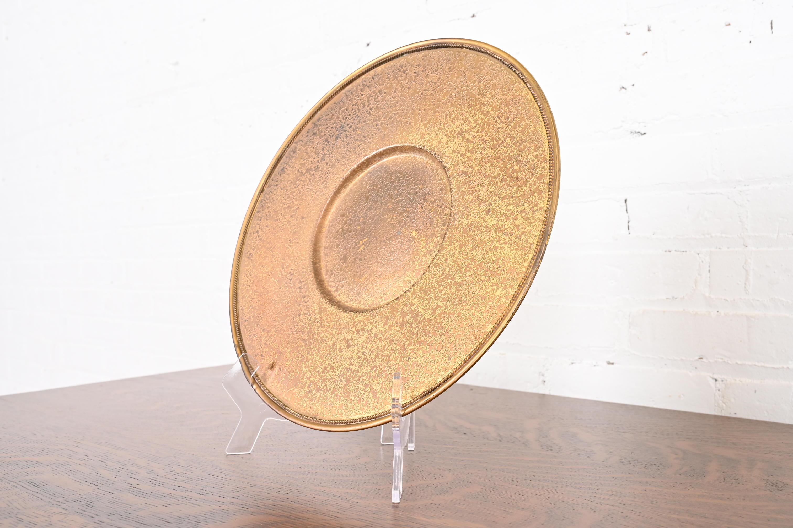 Louis Comfort Tiffany Furnaces Favrile Bronze Doré Charger Teller oder Serviertablett (amerikanisch) im Angebot