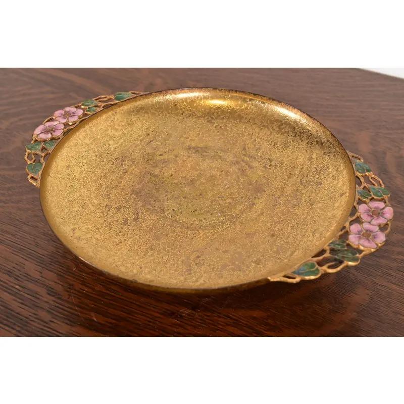 Eine prächtige Schale oder Tazza aus vergoldeter Bronze mit Fuß und emaillierter Blumendekoration aus der Zeit des Arts & Crafts oder Art Deco

Von Louis Comfort Tiffany Furnaces Inc. (signiert auf der Unterseite)

New York, USA, 1920er Jahre

Maße: