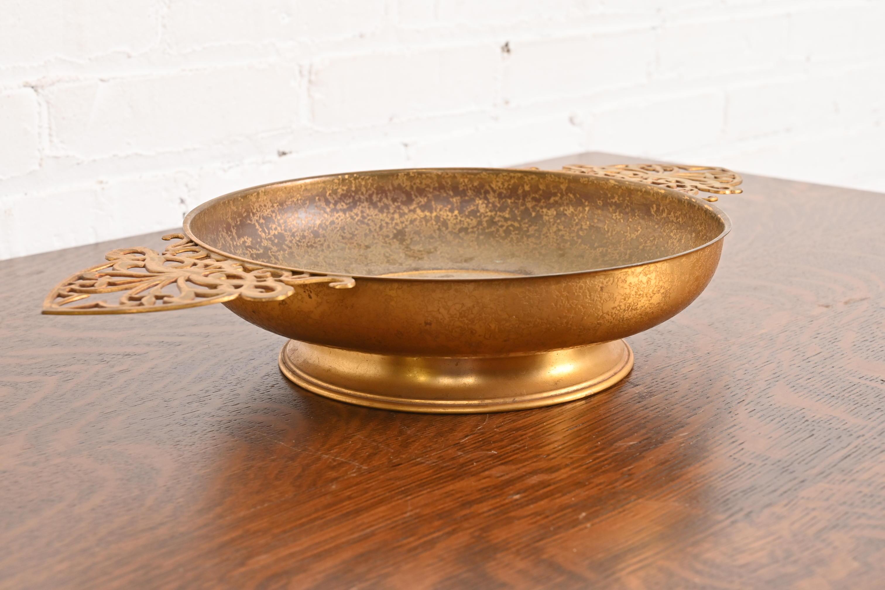 Arts and Crafts Ciotola centrotavola con manico in bronzo doré di Louis Comfort Tiffany Furnaces in vendita