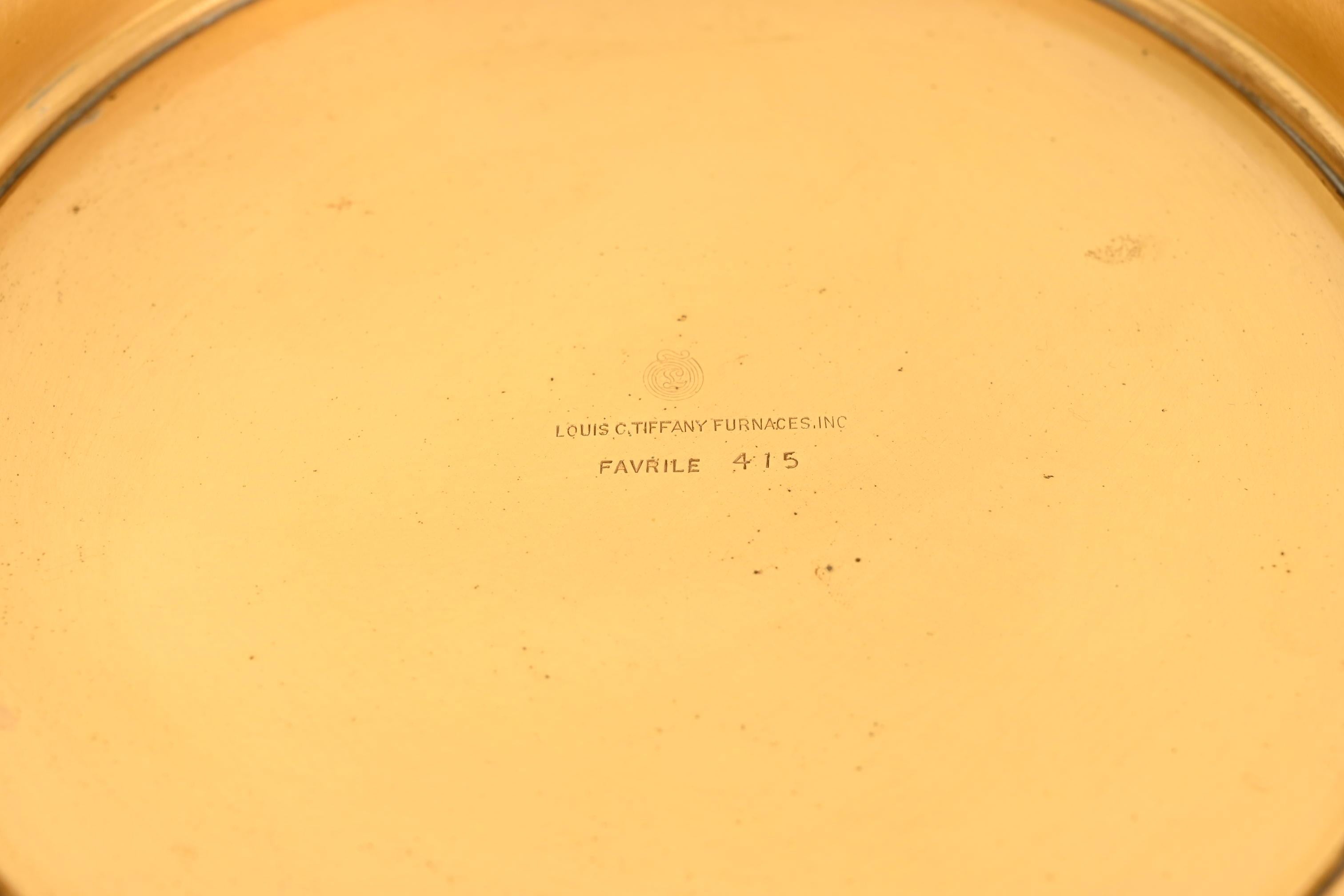 Inizio XX secolo Ciotola centrotavola con manico in bronzo doré di Louis Comfort Tiffany Furnaces in vendita