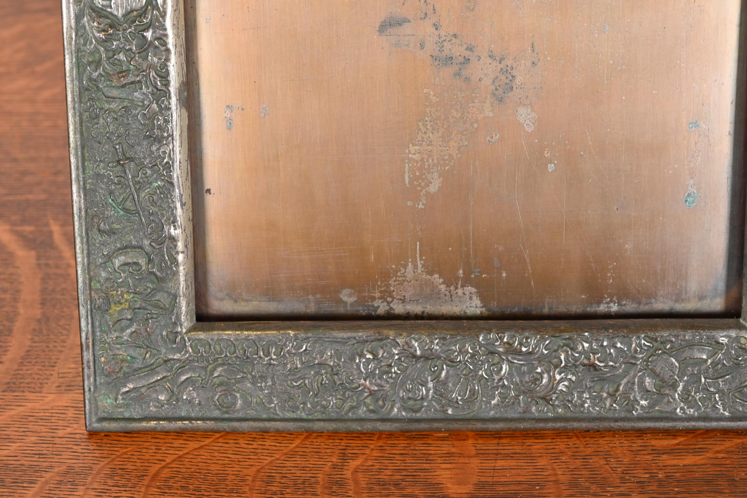 Louis Comfort Tiffany Furnaces grand cadre photo en bronze, années 1920 en vente 1