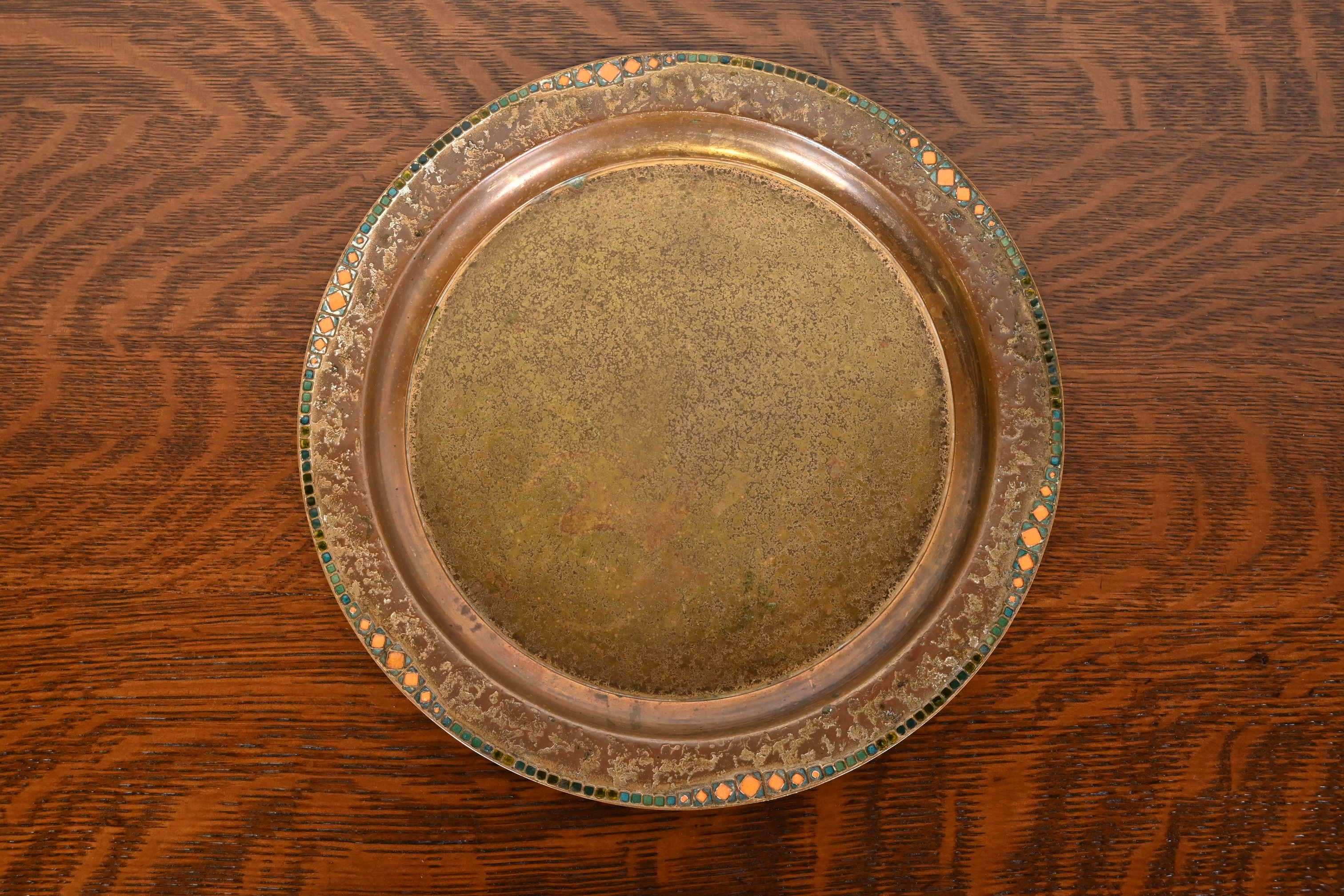 Louis Comfort Tiffany Furnaces New York Bronze Doré und Emaille Teller oder Tablett im Angebot 7