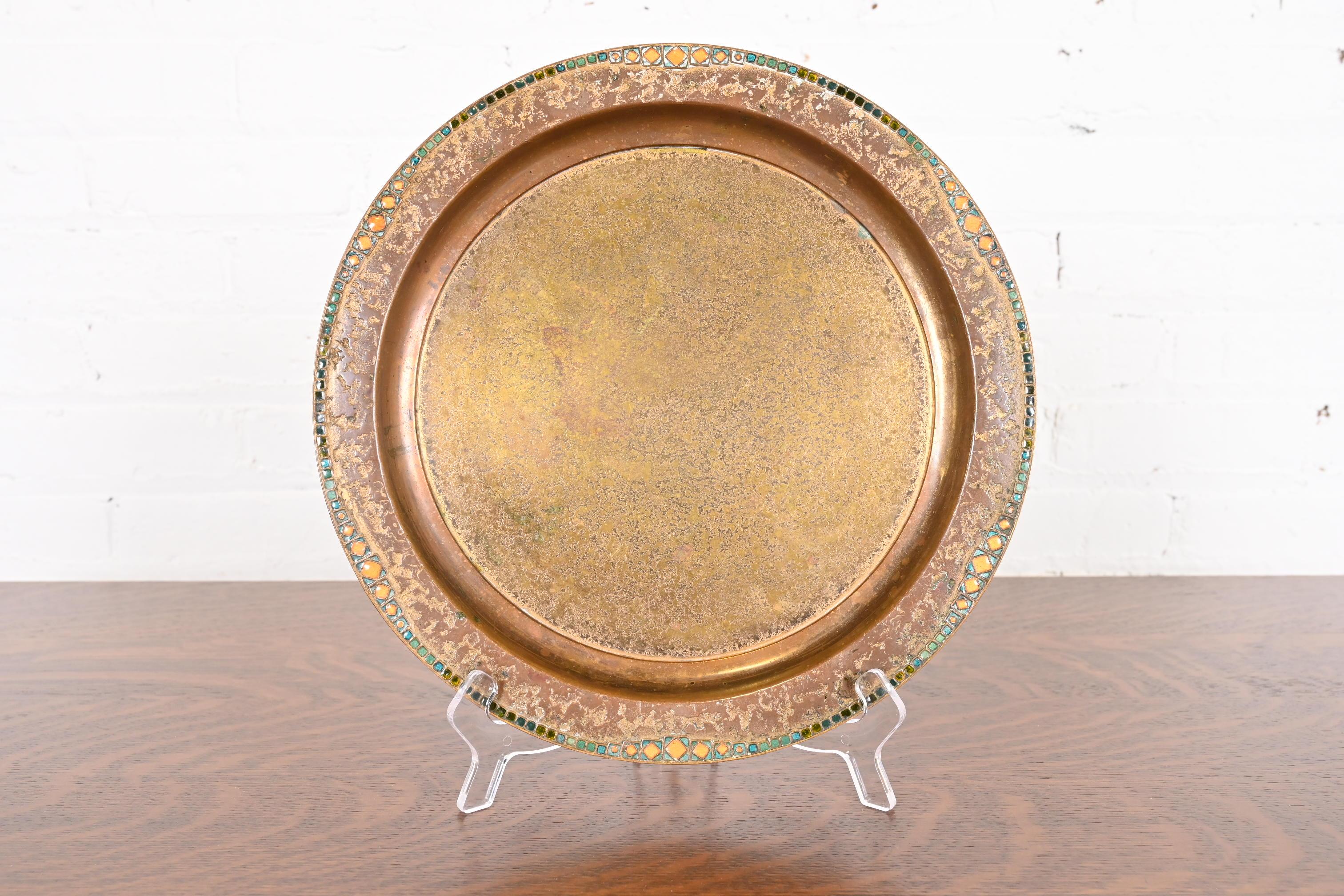 Louis Comfort Tiffany Furnaces New York Bronze Doré und Emaille Teller oder Tablett (Arts and Crafts) im Angebot
