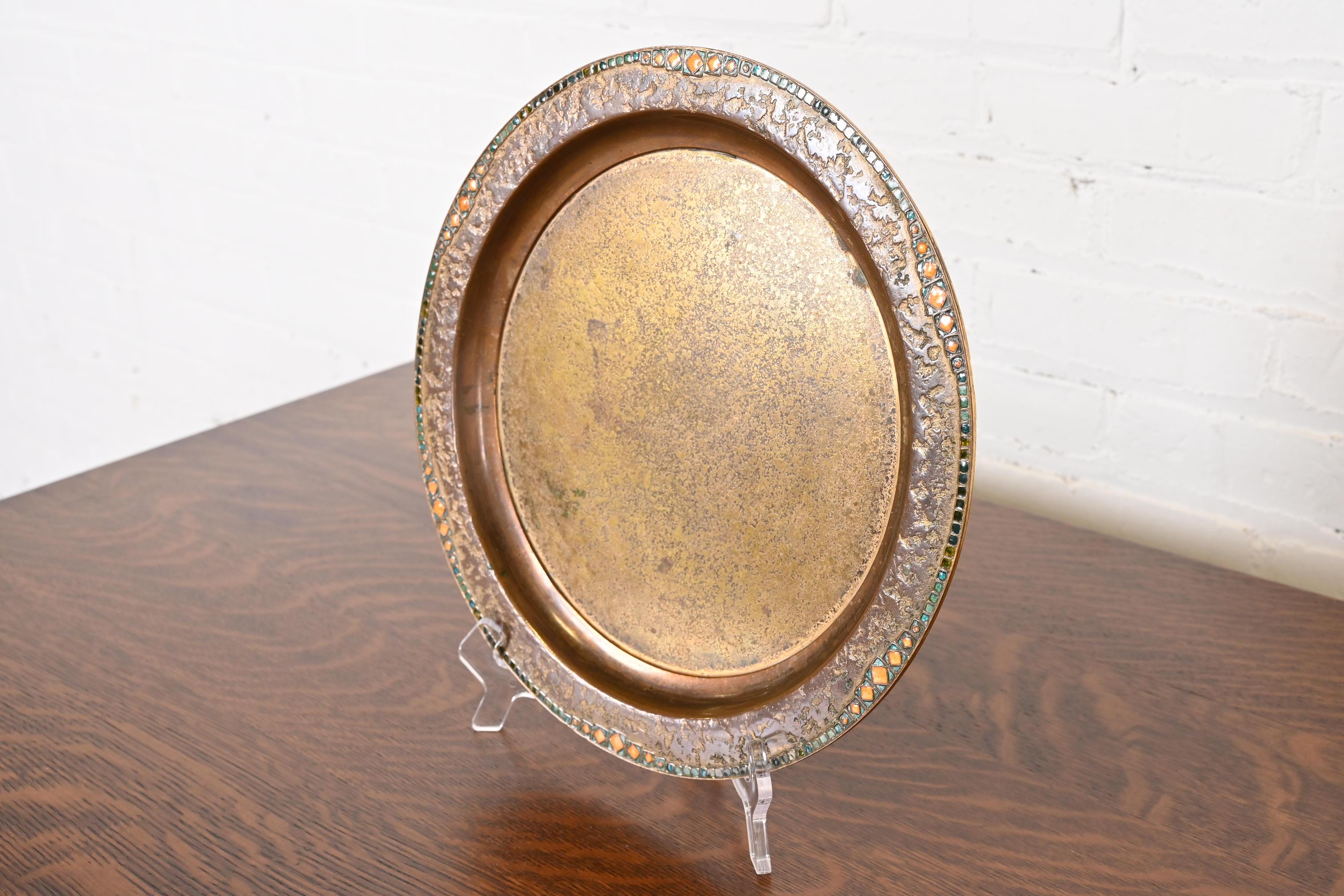 Louis Comfort Tiffany Furnaces New York Bronze Doré und Emaille Teller oder Tablett (amerikanisch) im Angebot