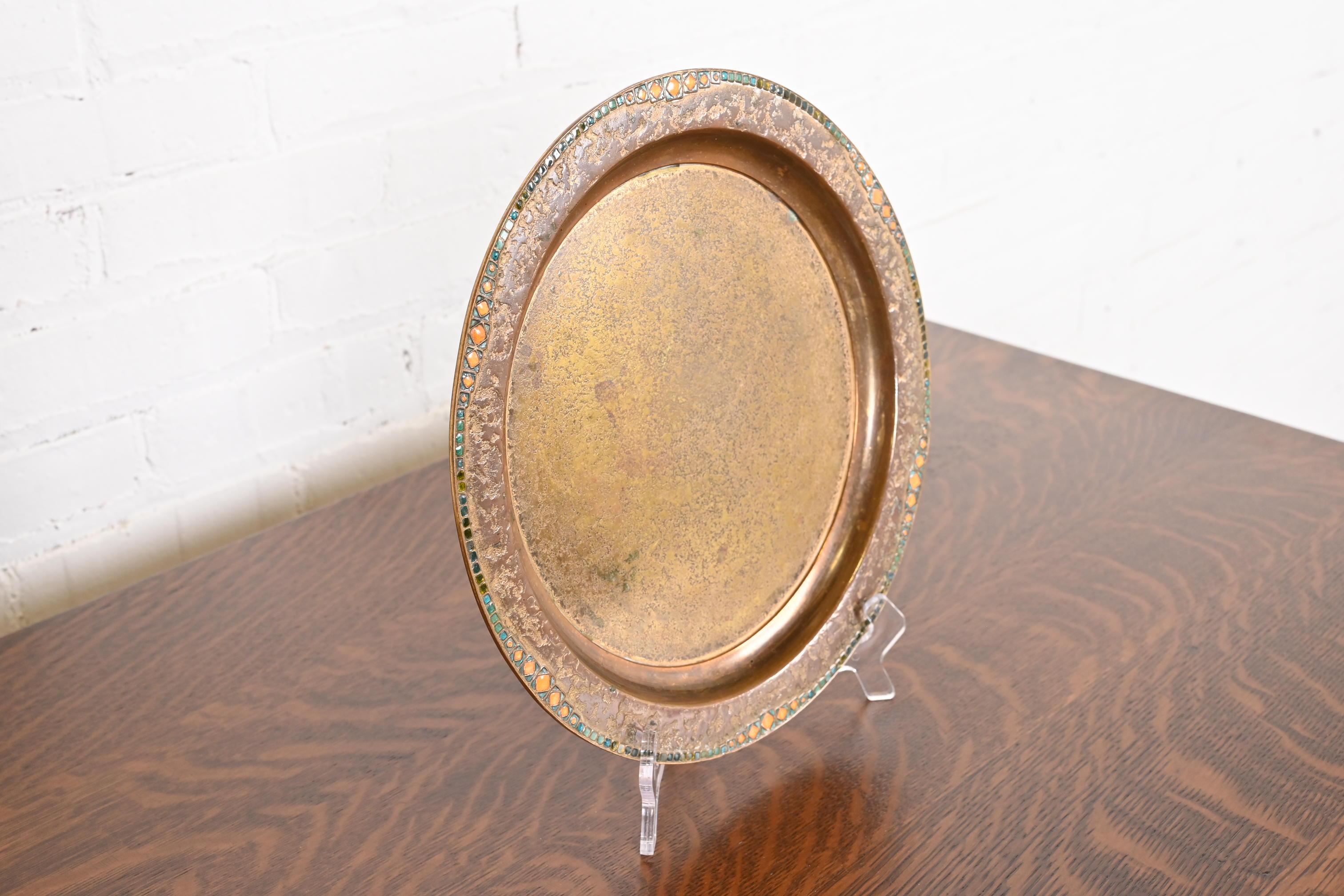 Louis Comfort Tiffany Furnaces New York Bronze Doré und Emaille Teller oder Tablett im Zustand „Gut“ im Angebot in South Bend, IN
