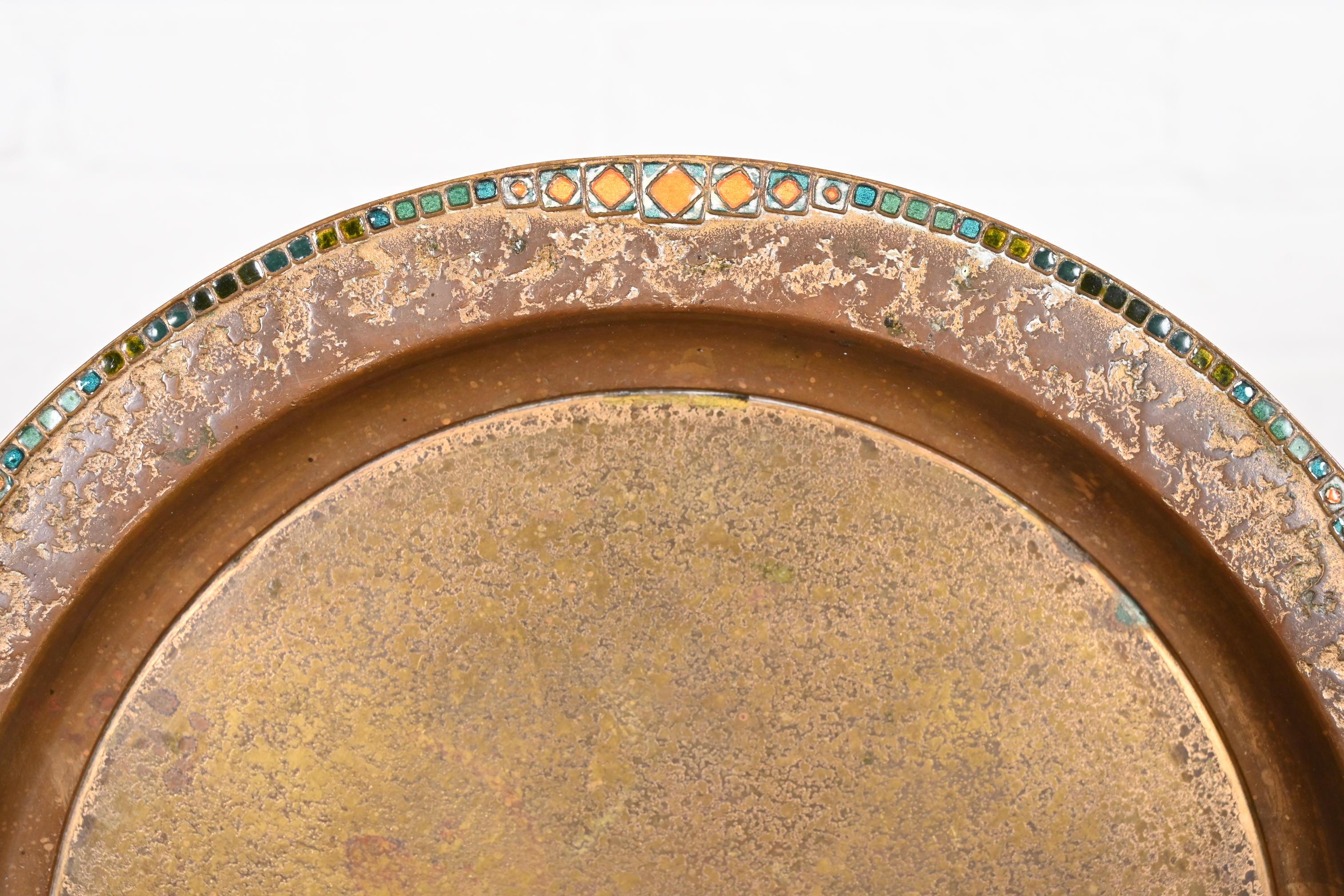 Louis Comfort Tiffany Furnaces New York Bronze Doré und Emaille Teller oder Tablett (20. Jahrhundert) im Angebot