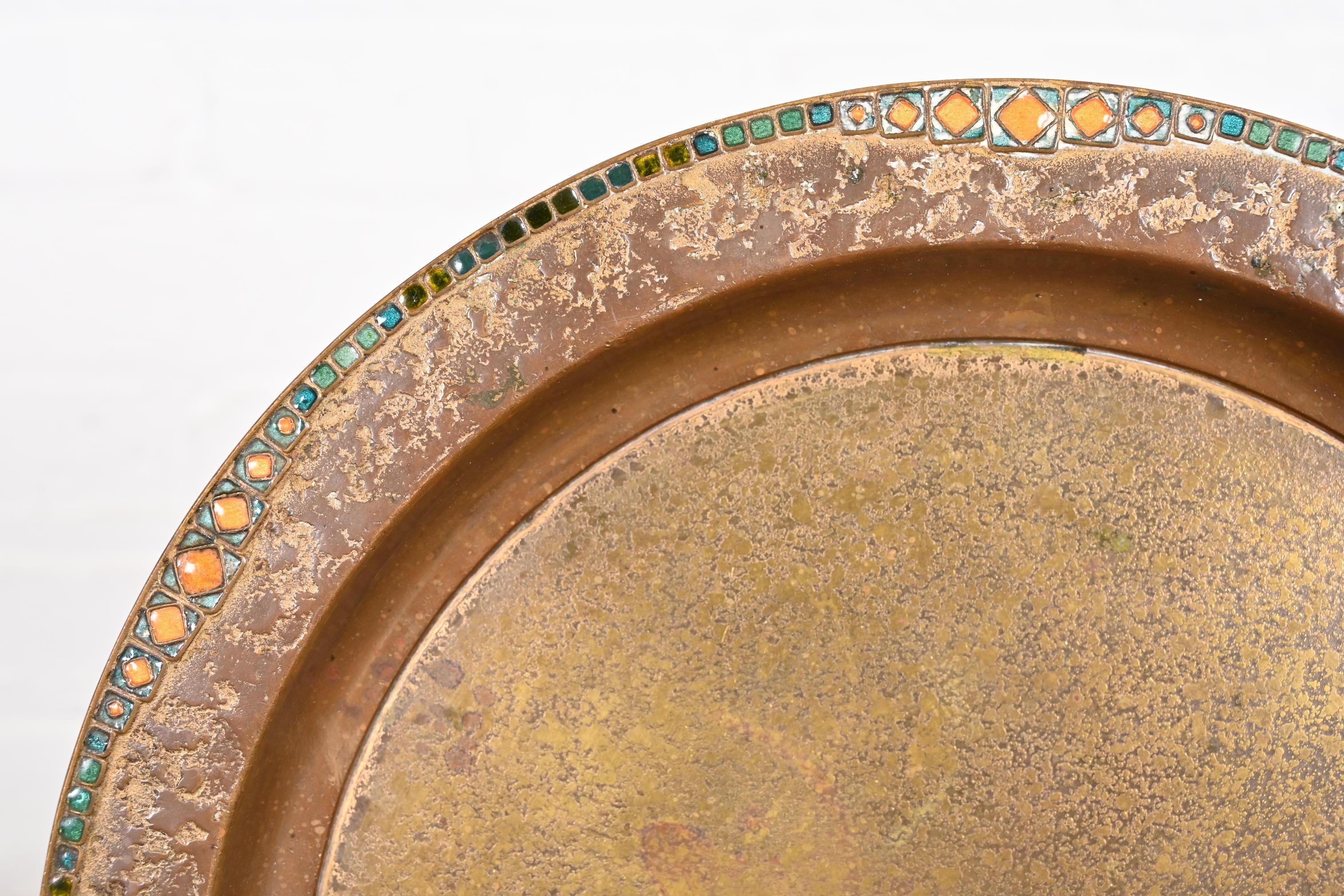 Louis Comfort Tiffany Furnaces New York Bronze Doré und Emaille Teller oder Tablett im Angebot 1