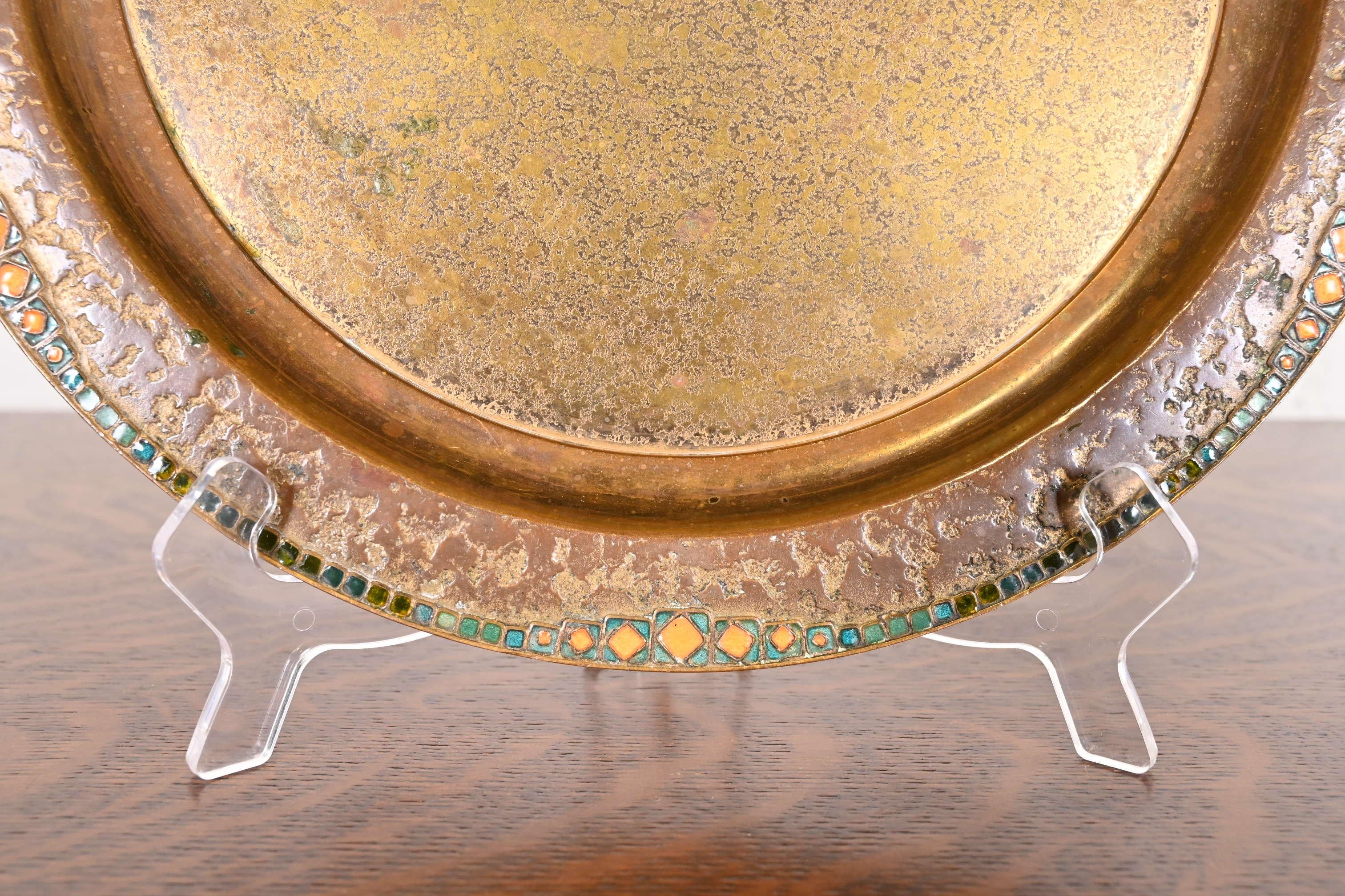 Louis Comfort Tiffany Furnaces New York Bronze Doré und Emaille Teller oder Tablett im Angebot 2