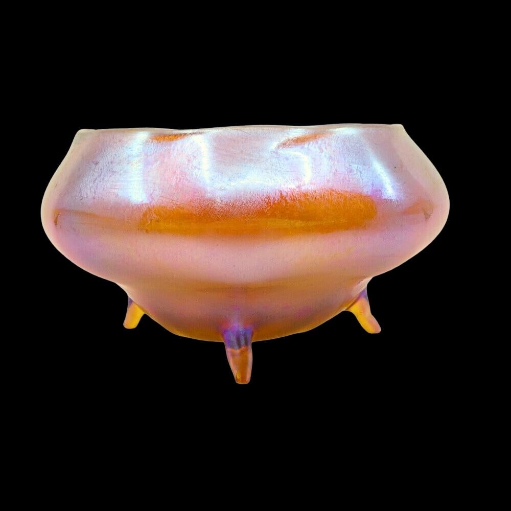 Offering this super nice Louis Comfort Tiffany gold Favrile iridescent art glass bowl. This small bowl features four 