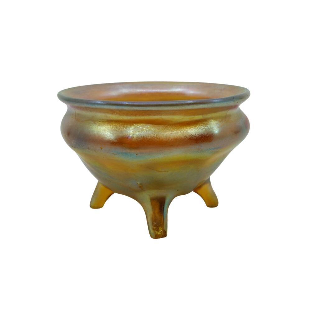 Offering this diminutive Louis Comfort Tiffany gold Favrile iridescent art glass salt dish. This dish features a 