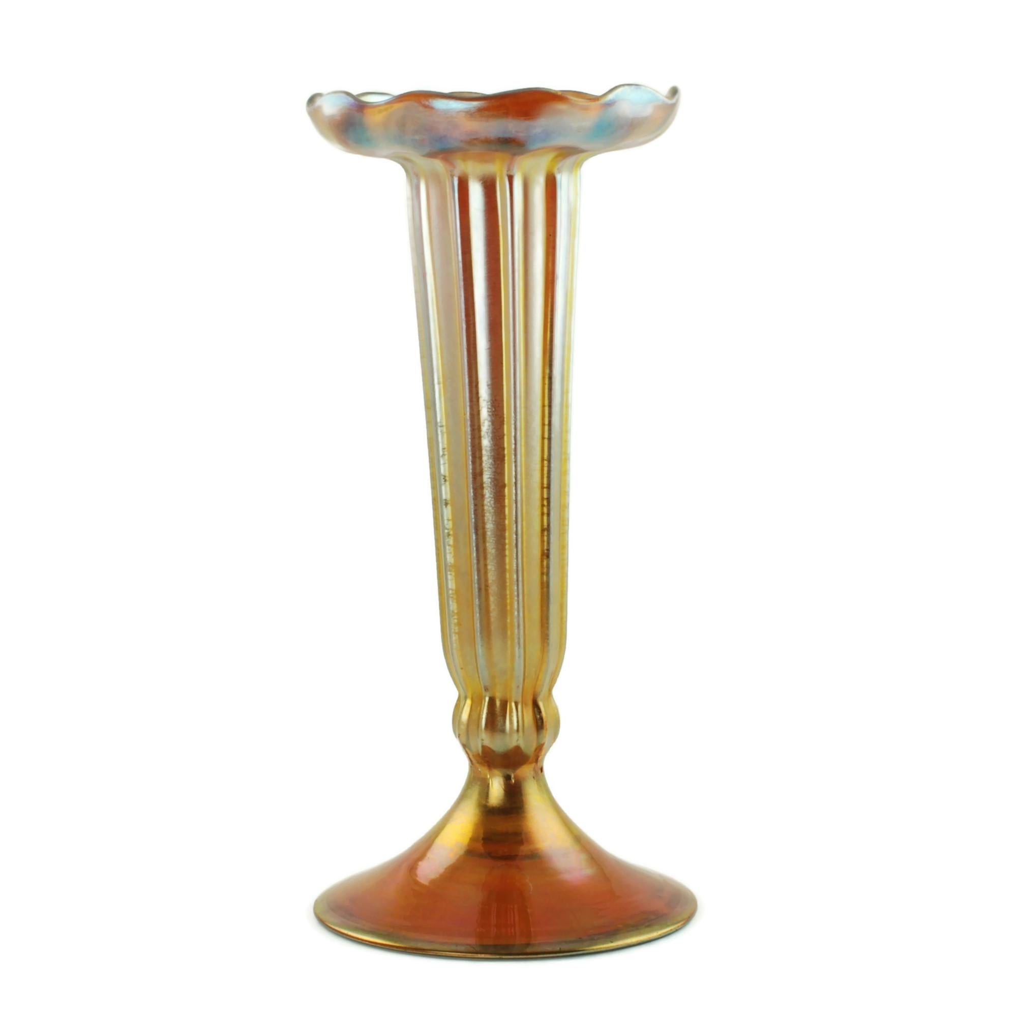 Louis Comfort Tiffany Gold Favrile-Kunstglas-Vase mit Floriform-Sockel in Gold  (Frühes 20. Jahrhundert) im Angebot