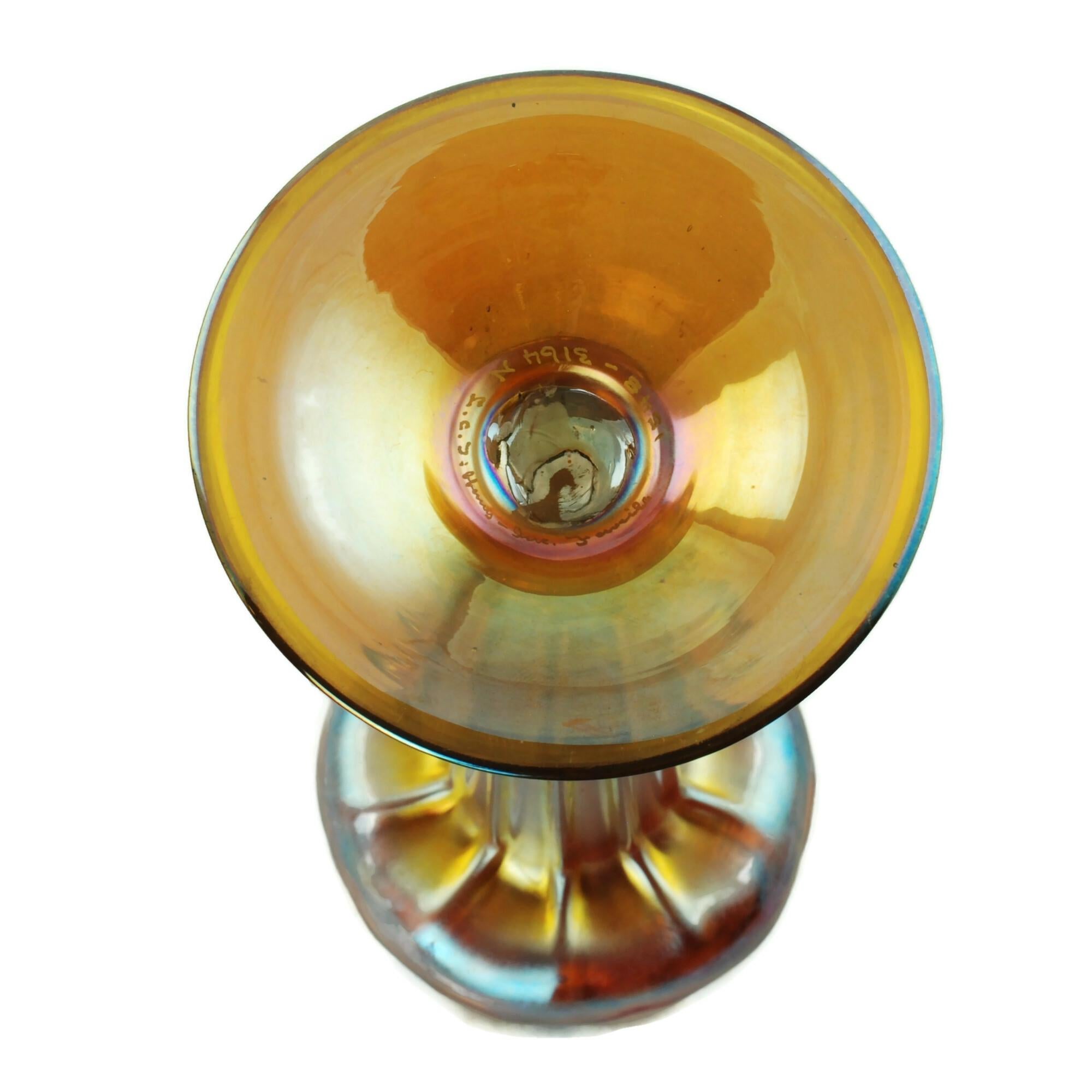 Louis Comfort Tiffany Gold Favrile-Kunstglas-Vase mit Floriform-Sockel in Gold  im Angebot 2