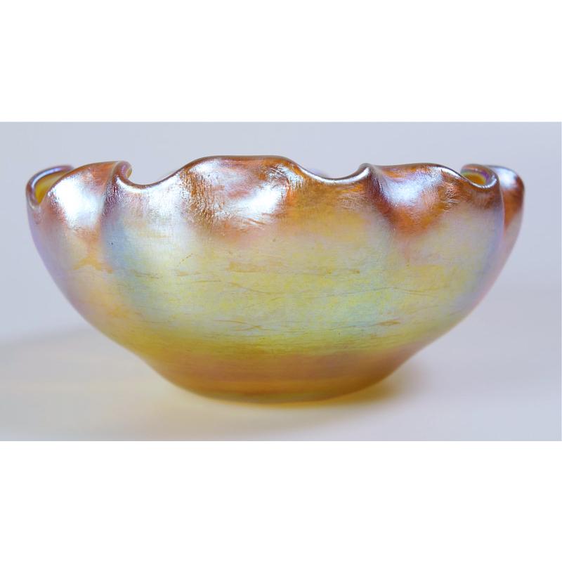 Offering this delightful Louis Comfort Tiffany gold Favrile iridescent art glass bowl. This 