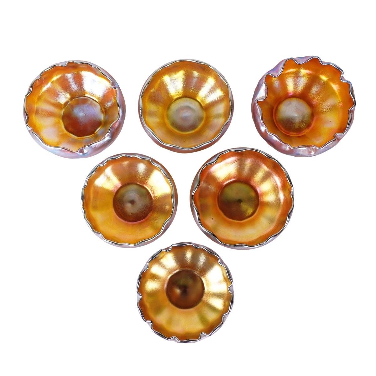 Bieten Sie dieses erstaunliche Set von sechs Louis Comfort Tiffany Gold Favrile irisierenden Kunstglas Nuss oder Beeren Schalen. Diese 