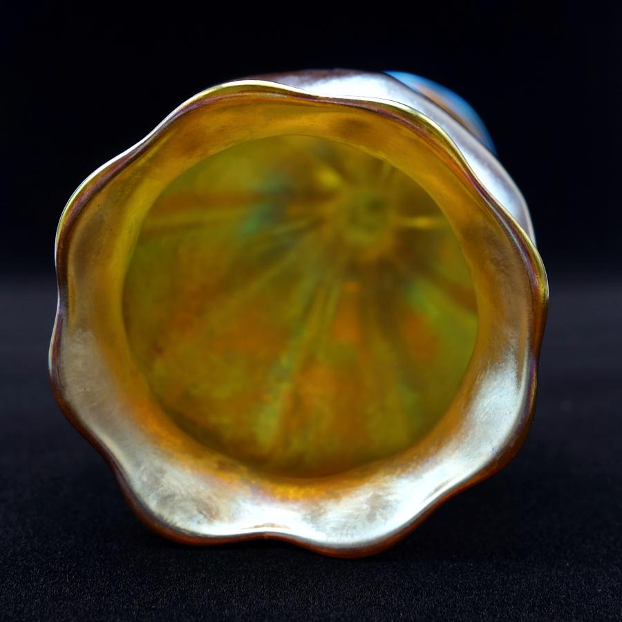 Louis Comfort Tiffany Gold Favrile Art Glass Footed Floriform Vase, LCT,  1905 In Good Condition In Cathedral City, CA