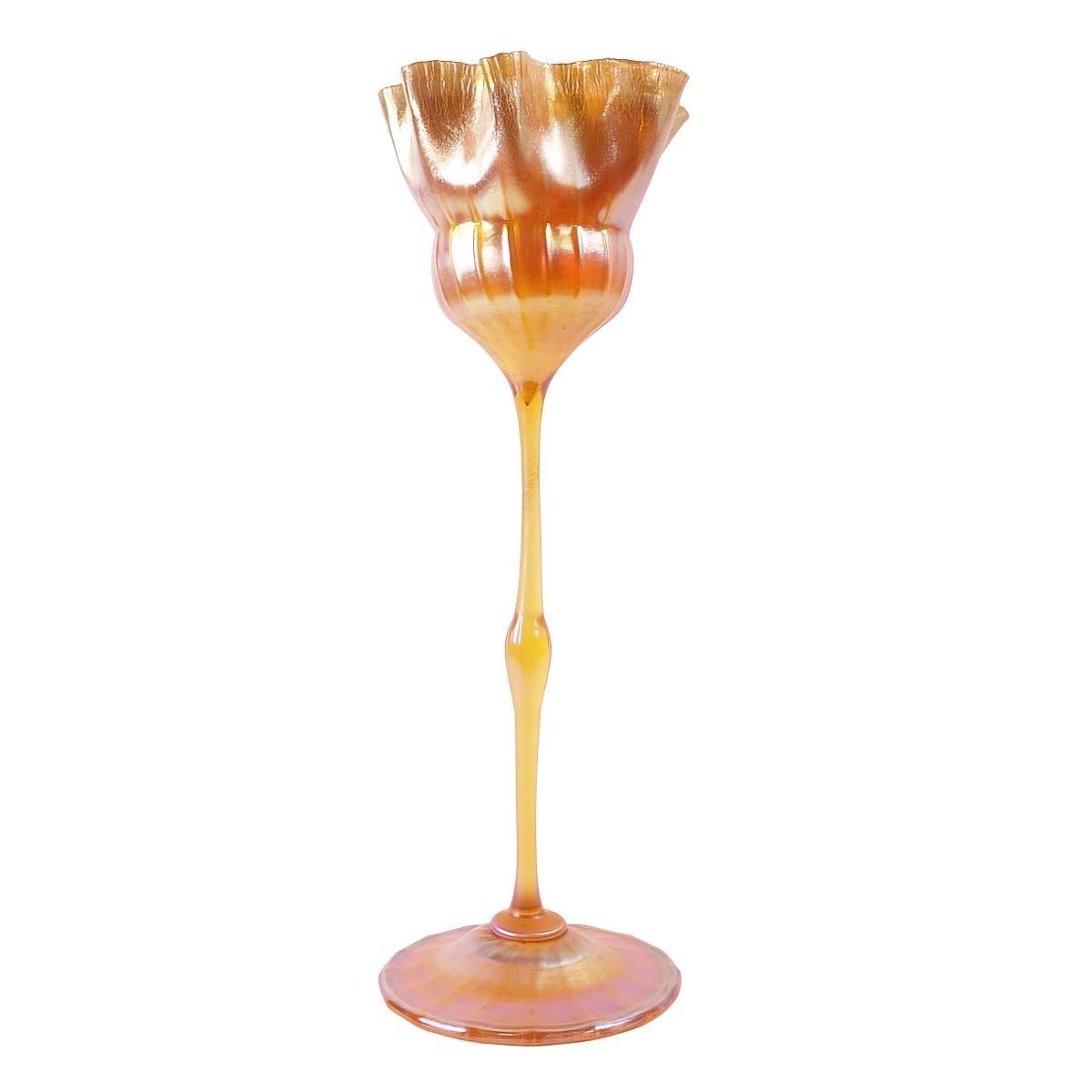Art nouveau Vase floriforme sur pied en verre d'art favrile doré Louis Comfort Tiffany, LCT - 1906 en vente