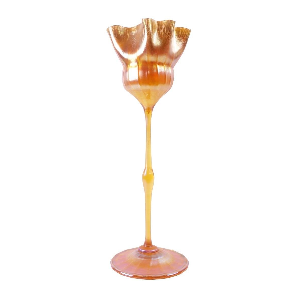 Américain Vase floriforme sur pied en verre d'art favrile doré Louis Comfort Tiffany, LCT - 1906 en vente