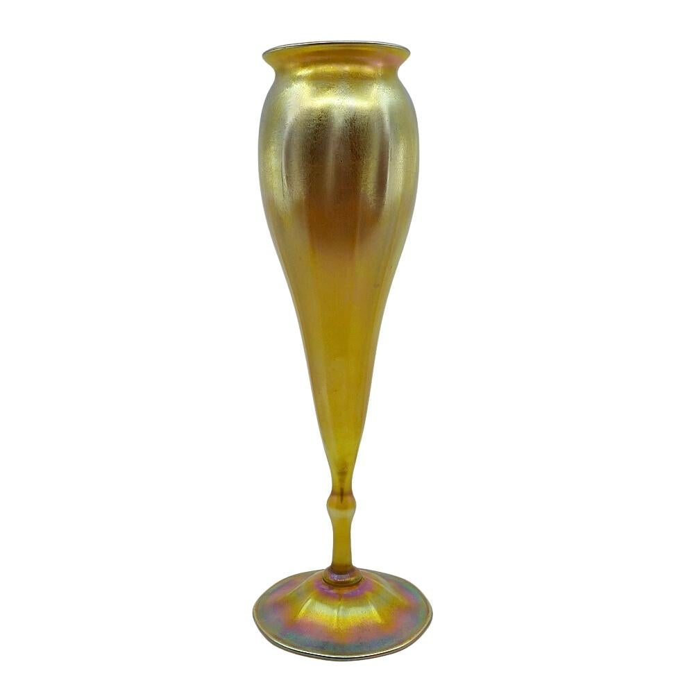Art nouveau Vase floriforme sur pied en verre doré Favrile de Louis Comfort Tiffany, LCT - 1907 en vente