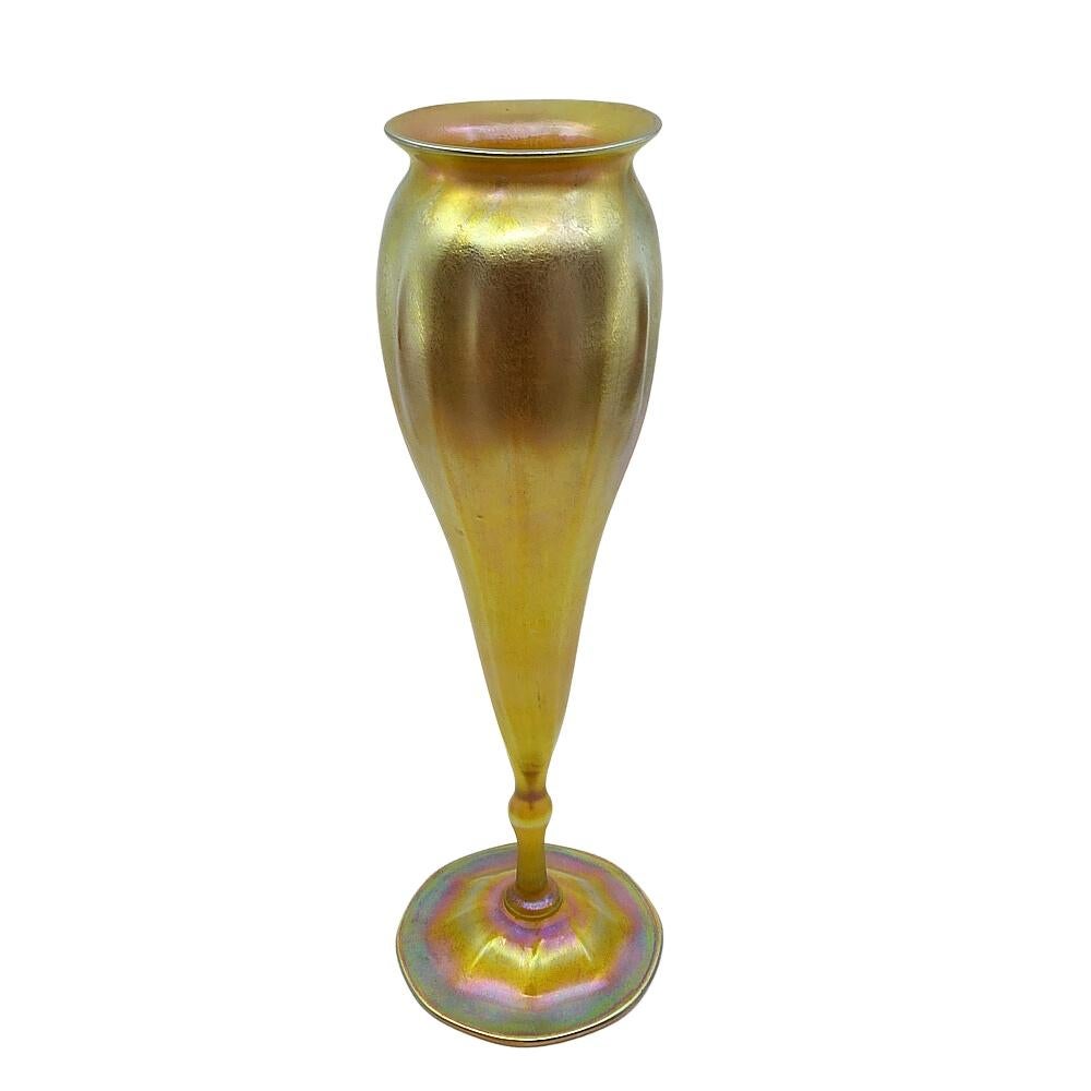 Cuit Vase floriforme sur pied en verre doré Favrile de Louis Comfort Tiffany, LCT - 1907 en vente