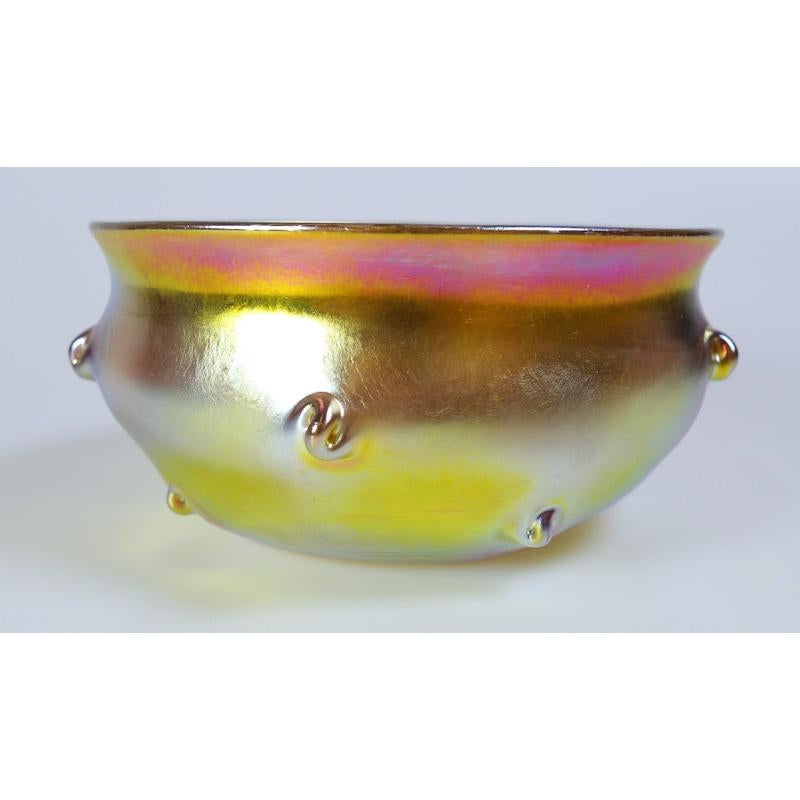 Offering this exceptional Louis Comfort Tiffany gold Favrile iridescent art glass bowl. This 